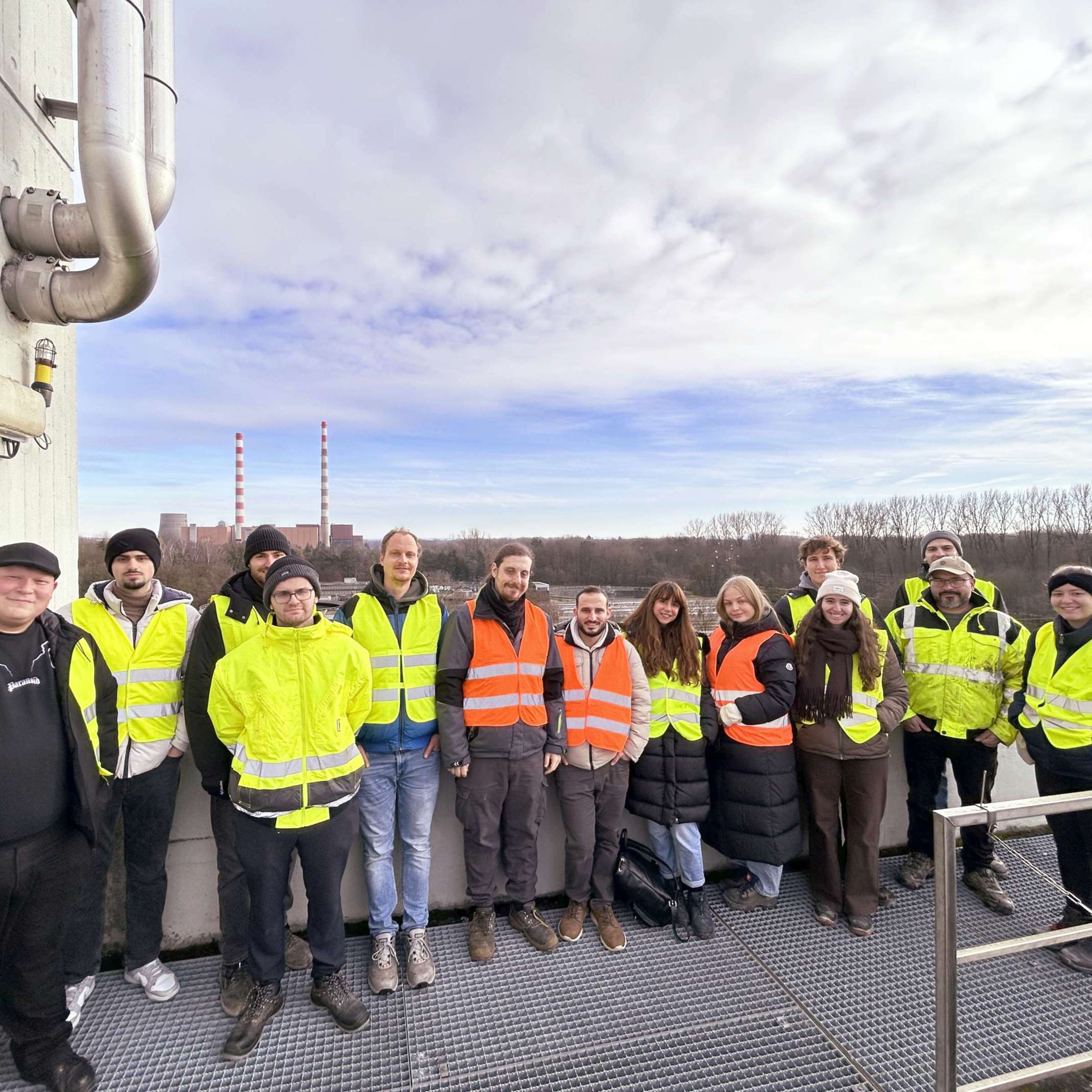 Die Exkrusionsteilnehmenden auf dem Kläranlagengelände