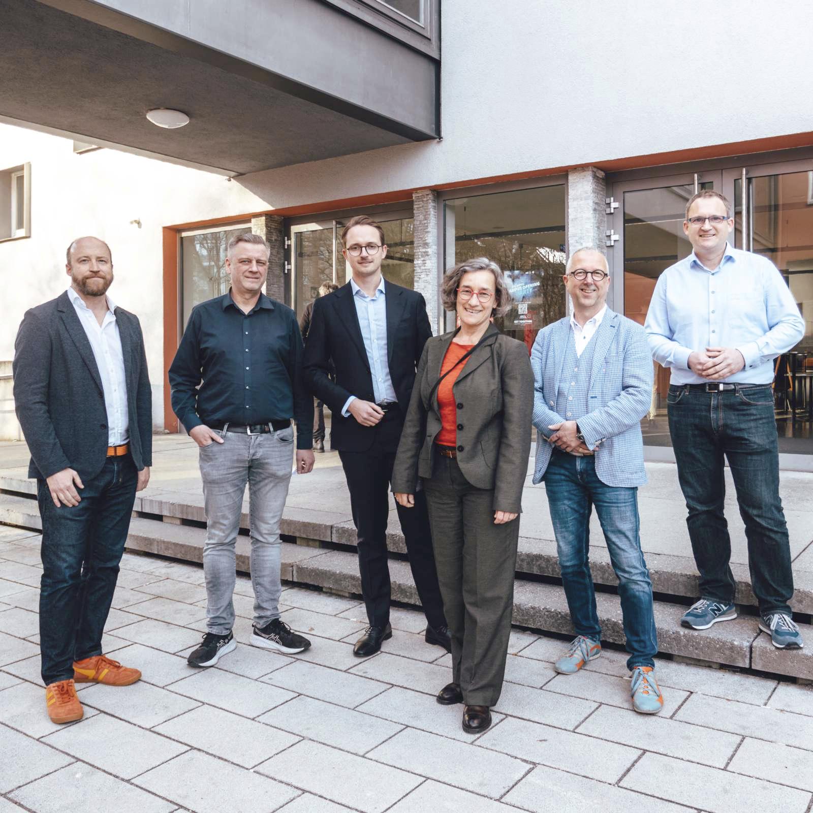 Bau + Immobilie 25, Vortragende und Moderierende (v.l.n.r): Henry Alsbach, Thomas Steinhart, Henrik Wasemann, Prof. Dr. Elisabeth Krön, Falk Hartmann, Prof. Dr. Fabian Schmid. Foto: Matthias Leo.