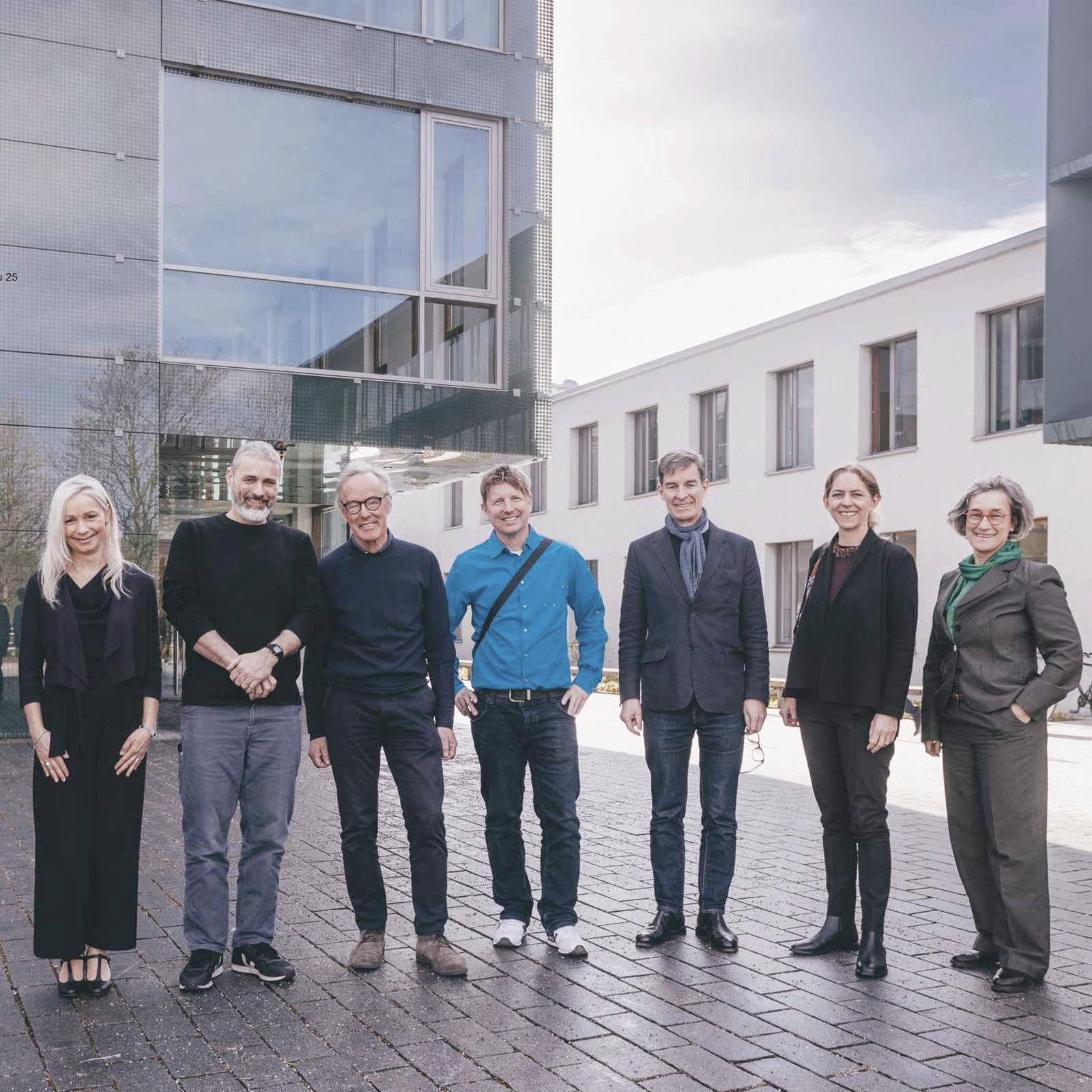 Holzbau 25, Vortragende und Moderierende (v.l.n.r): Prof. Wolfgang Huß, Dr. Mandy Peter, Jörg Finkbeiner, Anders Übelhack, Markus Dobmeier, Prof. Dr.-Ing. Anne Niemann, Prof. Dr. Elisabeth Krön. Foto: Matthias Leo.