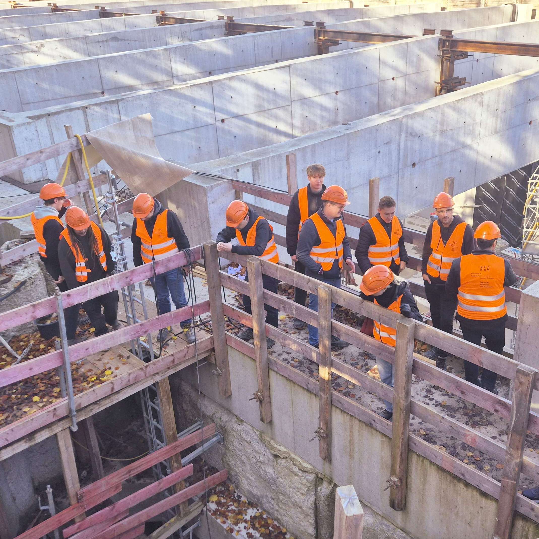 Studierende auf Baustelle