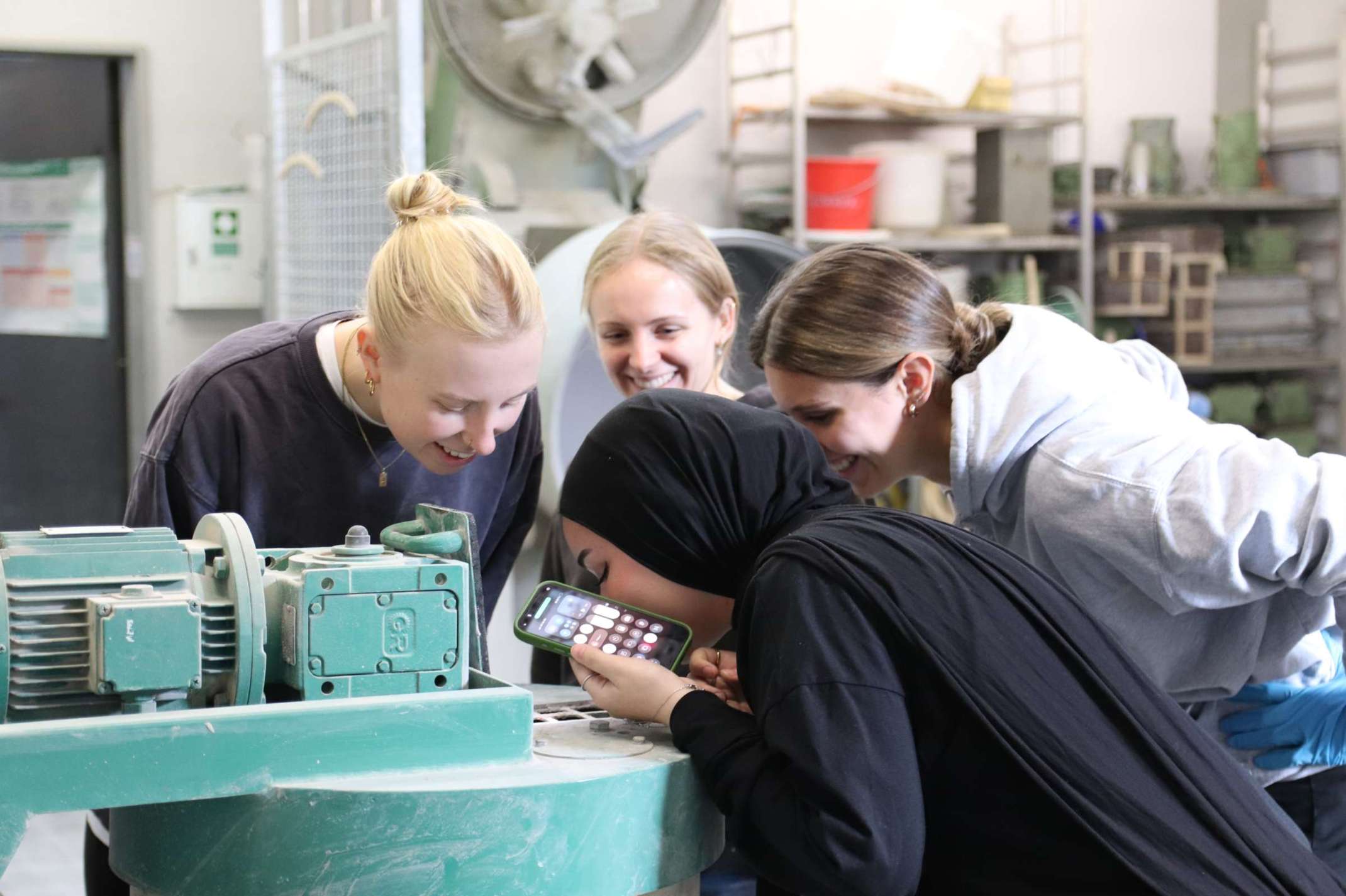 Studentinnen bereiten Betonage vor