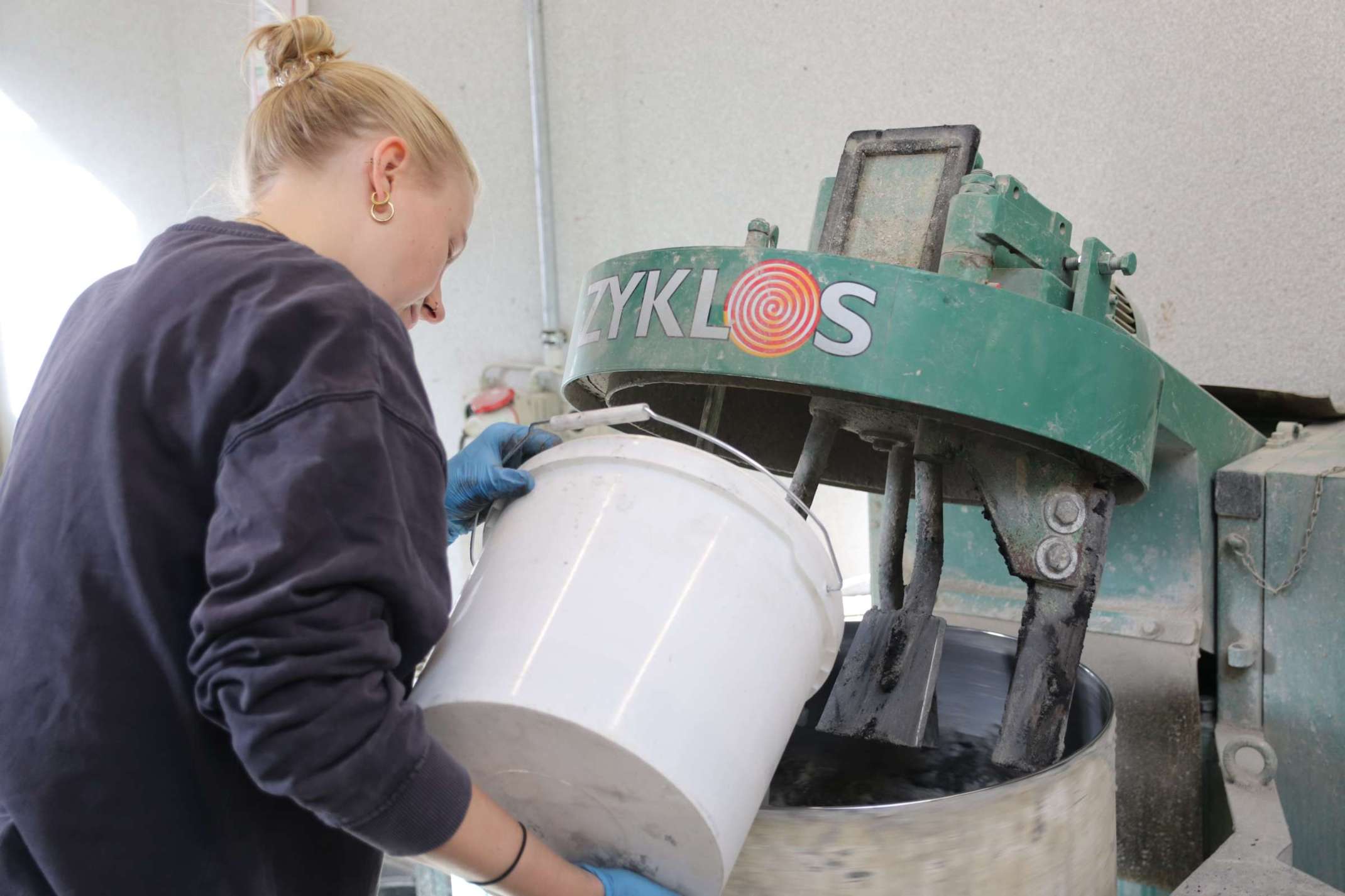 Studentinnen bereiten Betonage vor