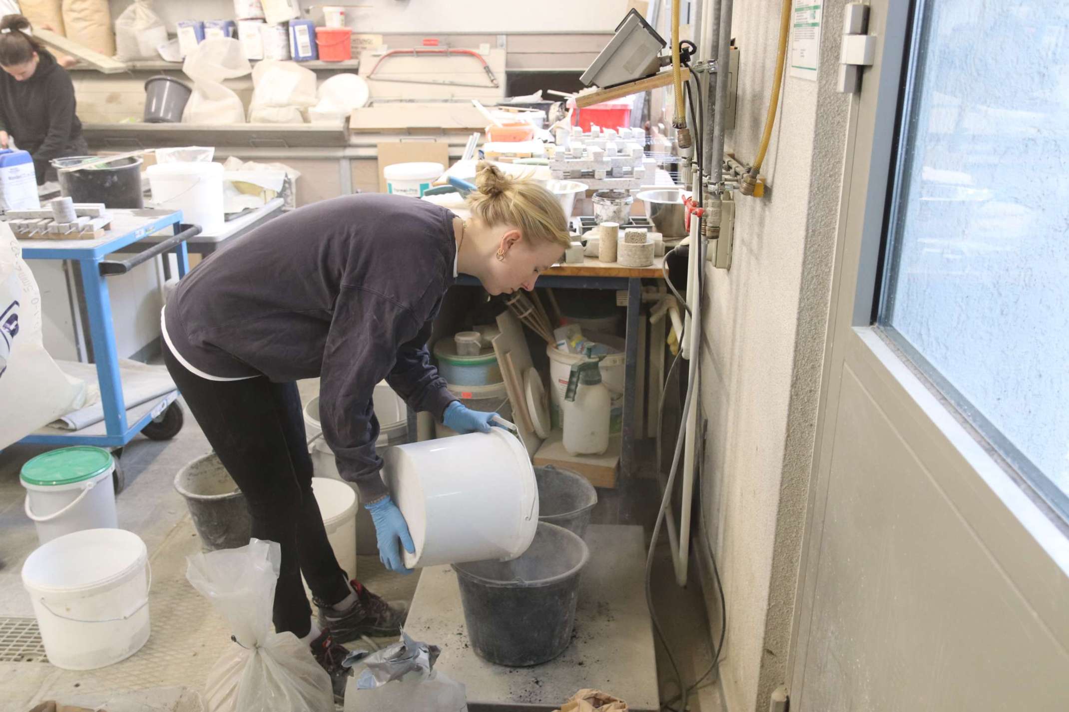 Studentin beim Herstellen von Probekörpern