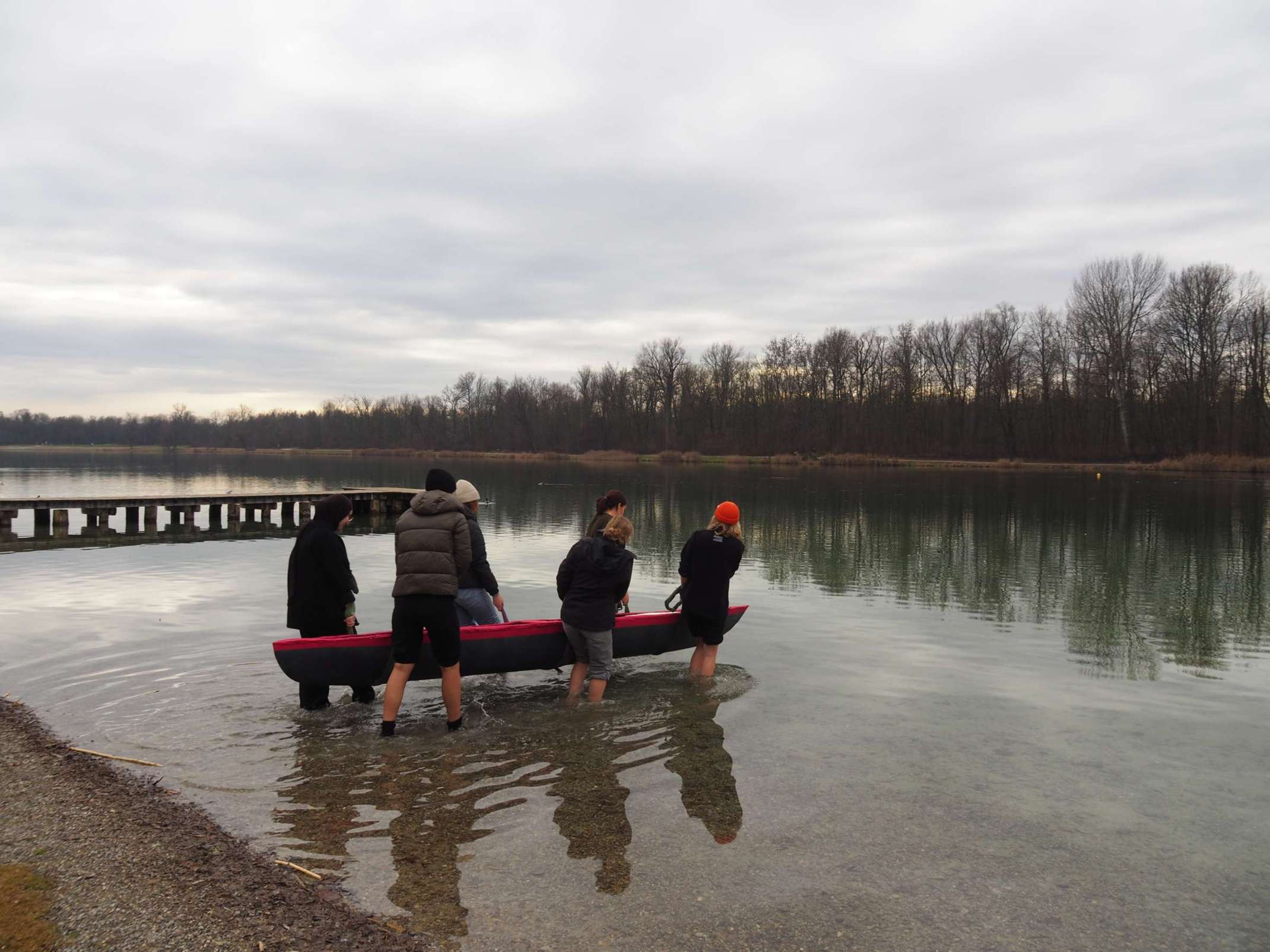 Das Kanu wird zu Wasser getragen