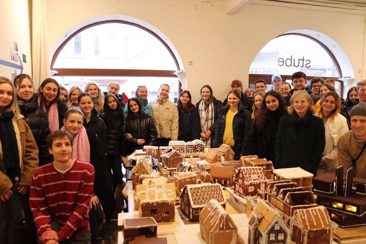Studierende begutachten Lebkuchenhäuser