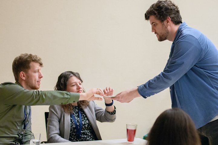 Darreichung der Workshop Materialien an neugierige Teilnehmer*innen. Bild: Olga Toltinova