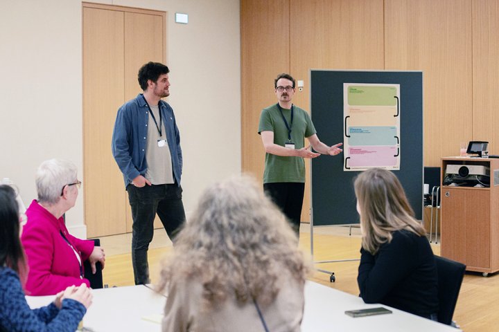 Die Workshop-Leiter leiten den Workshop. Bild: Olga Toltinova