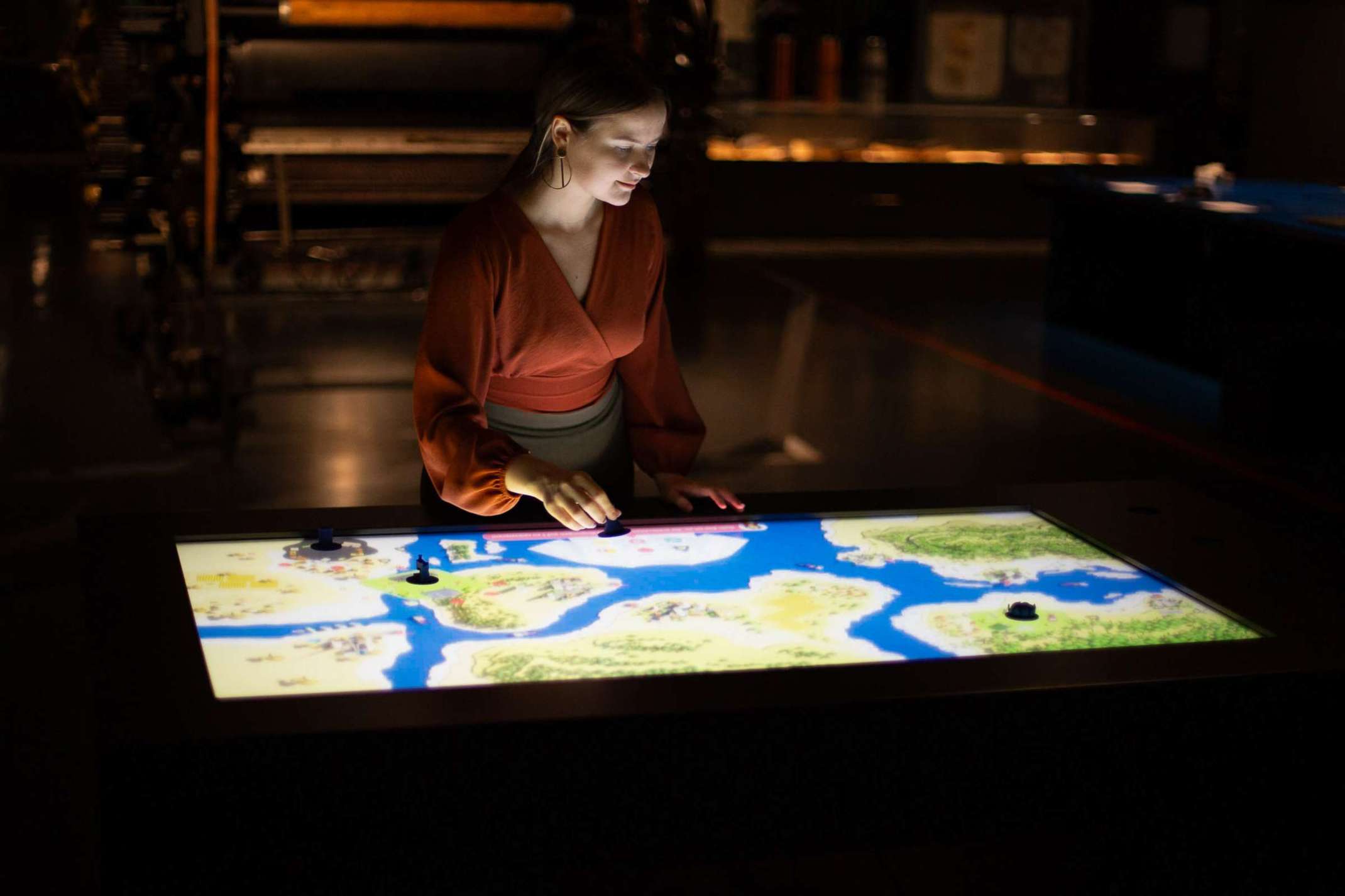 Olya Toltinova testet das interaktive Exponat. Bild: Jan Hommes