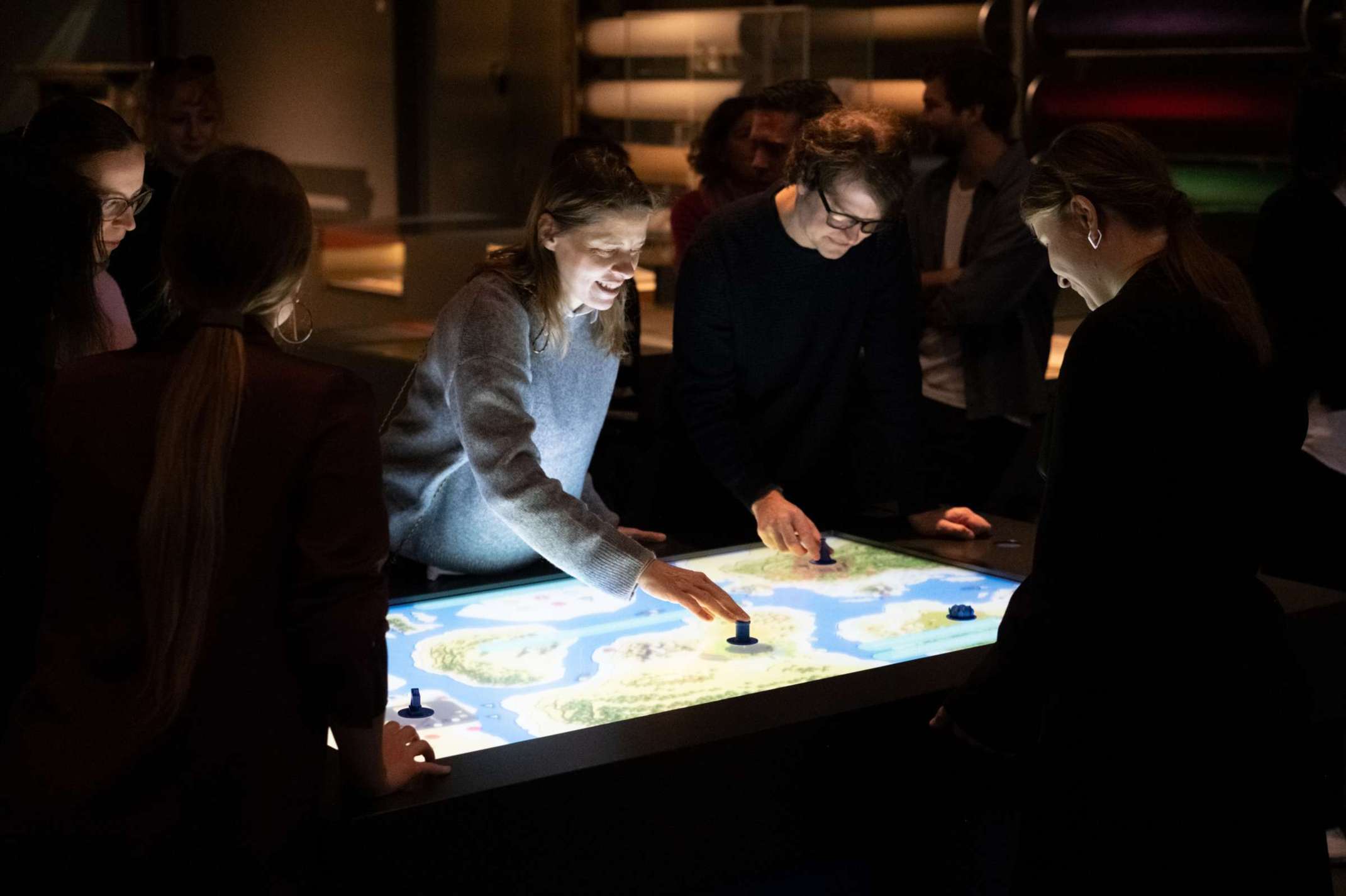 Simone Kubowitsch und Andreas Muxel präsentieren das interaktive Exponat. Bild: Jan Hommes