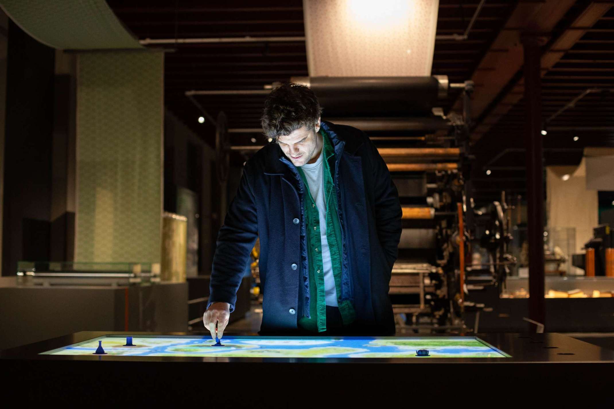 Jan Hommes testet das interaktive Exponat. Bild: Olga Toltinova