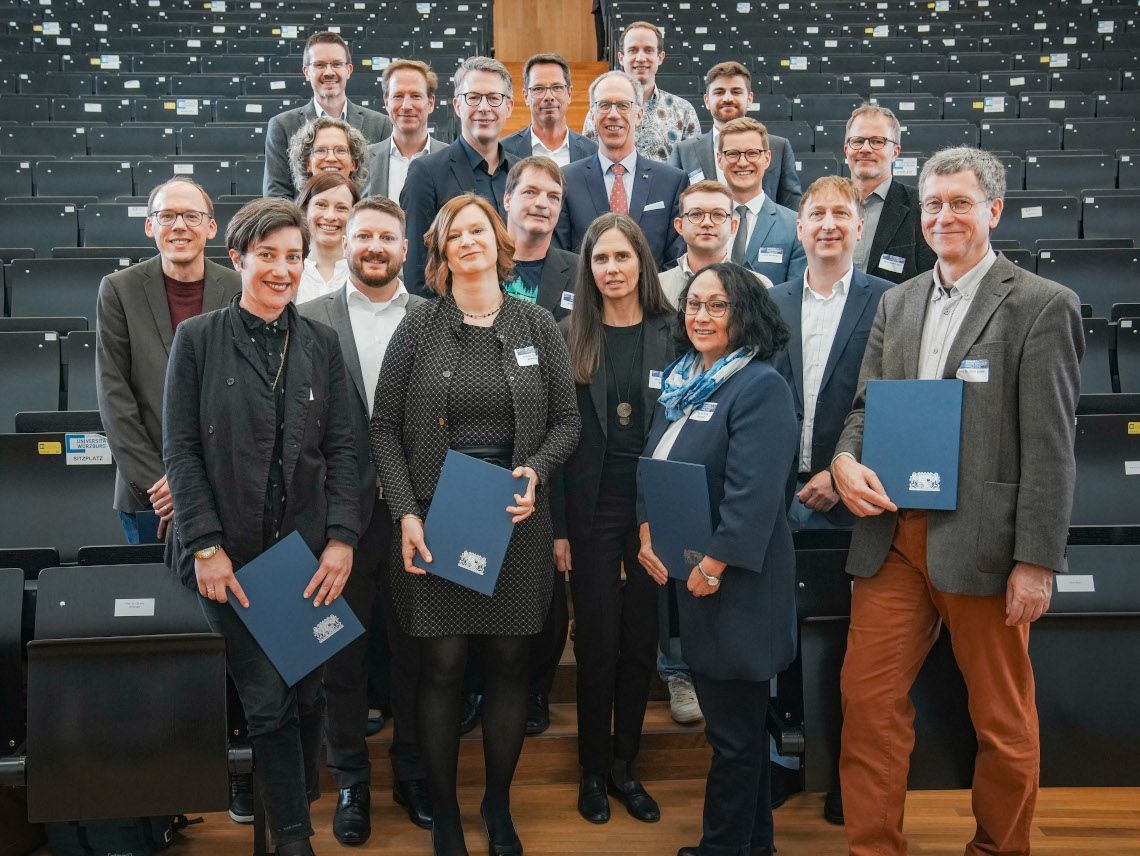 Wissenschaftsminister Blume mit den Preisträgerinnen und Preisträgern 2024