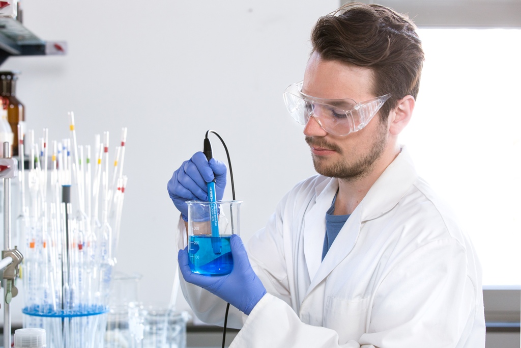 Studierender nimmt Probe