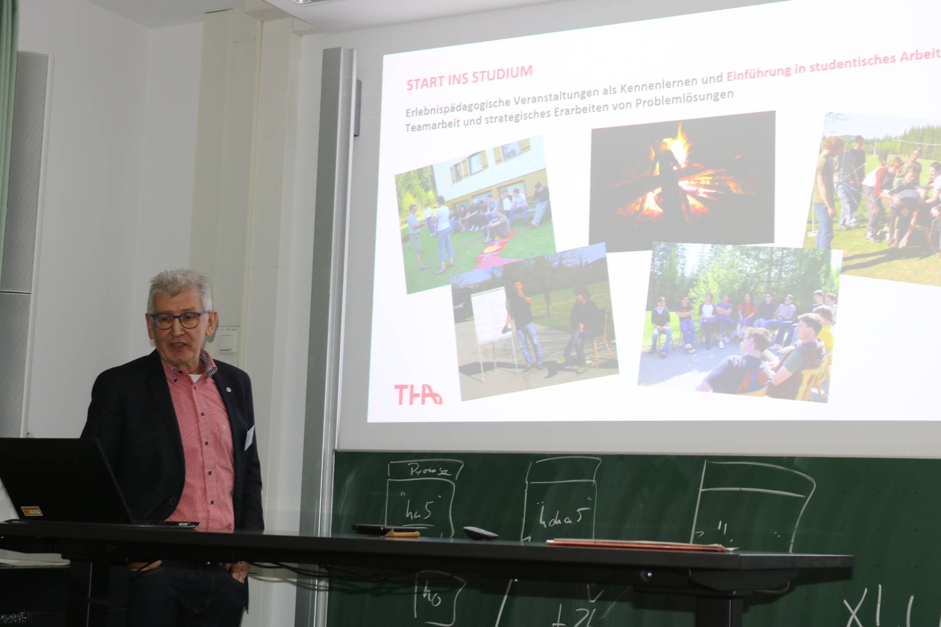 Prof. Dr. Nik Klever beim Dekane 3er-Pitsch