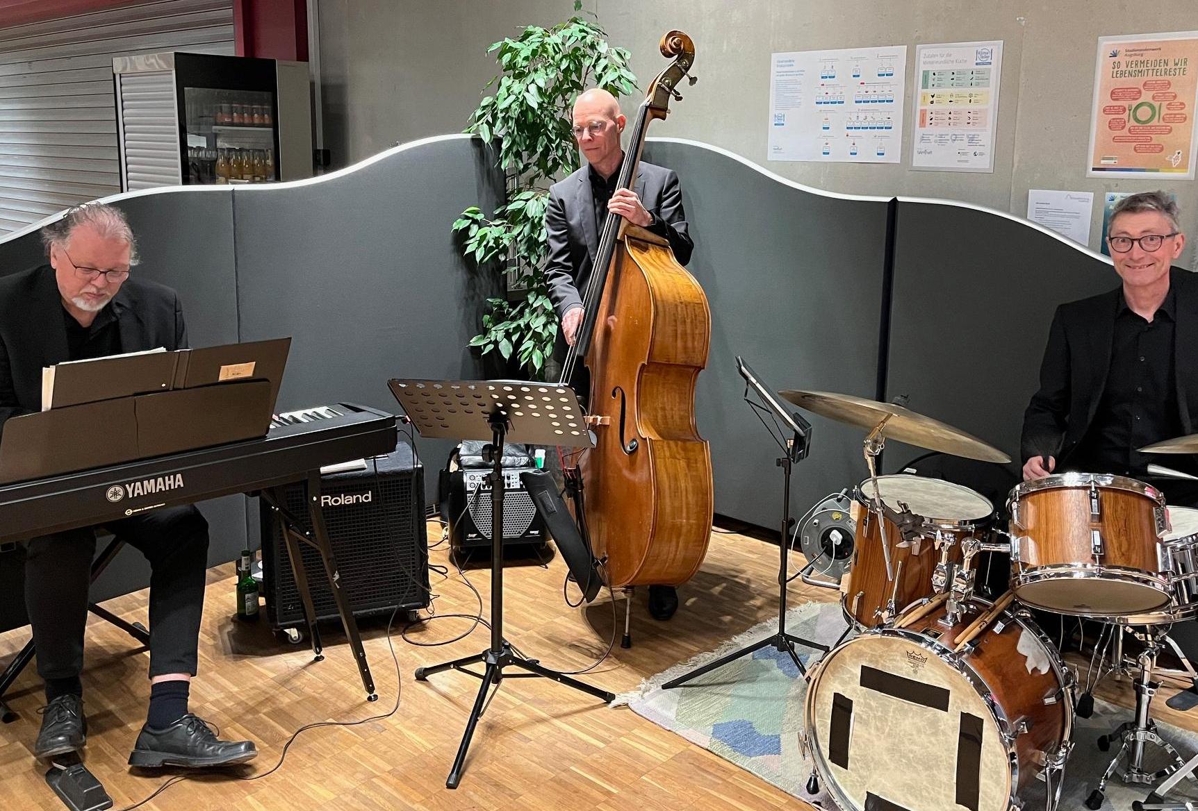 Musiker in Aktion beim Get-Together in der Mensa