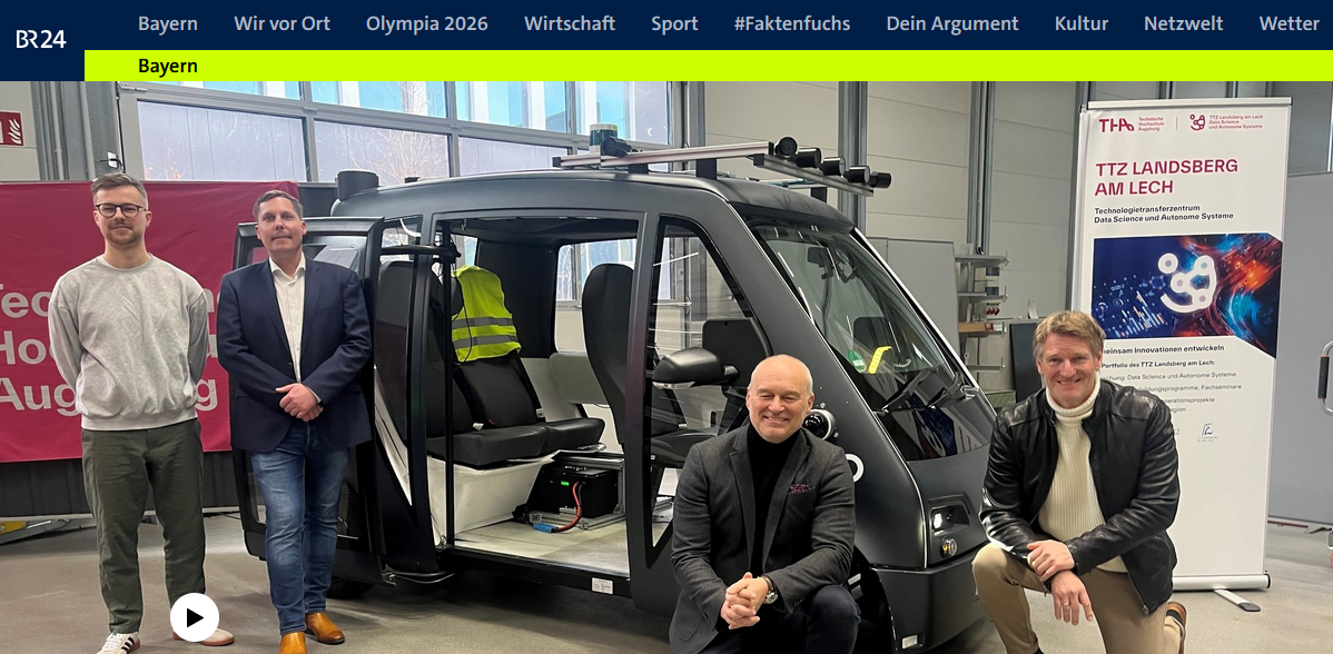 Das Team vor einem Fahrzeug, das bald autonom auf öffentlichen Straßen fahren wird. Bildrechte: BR/Thomas Pösl