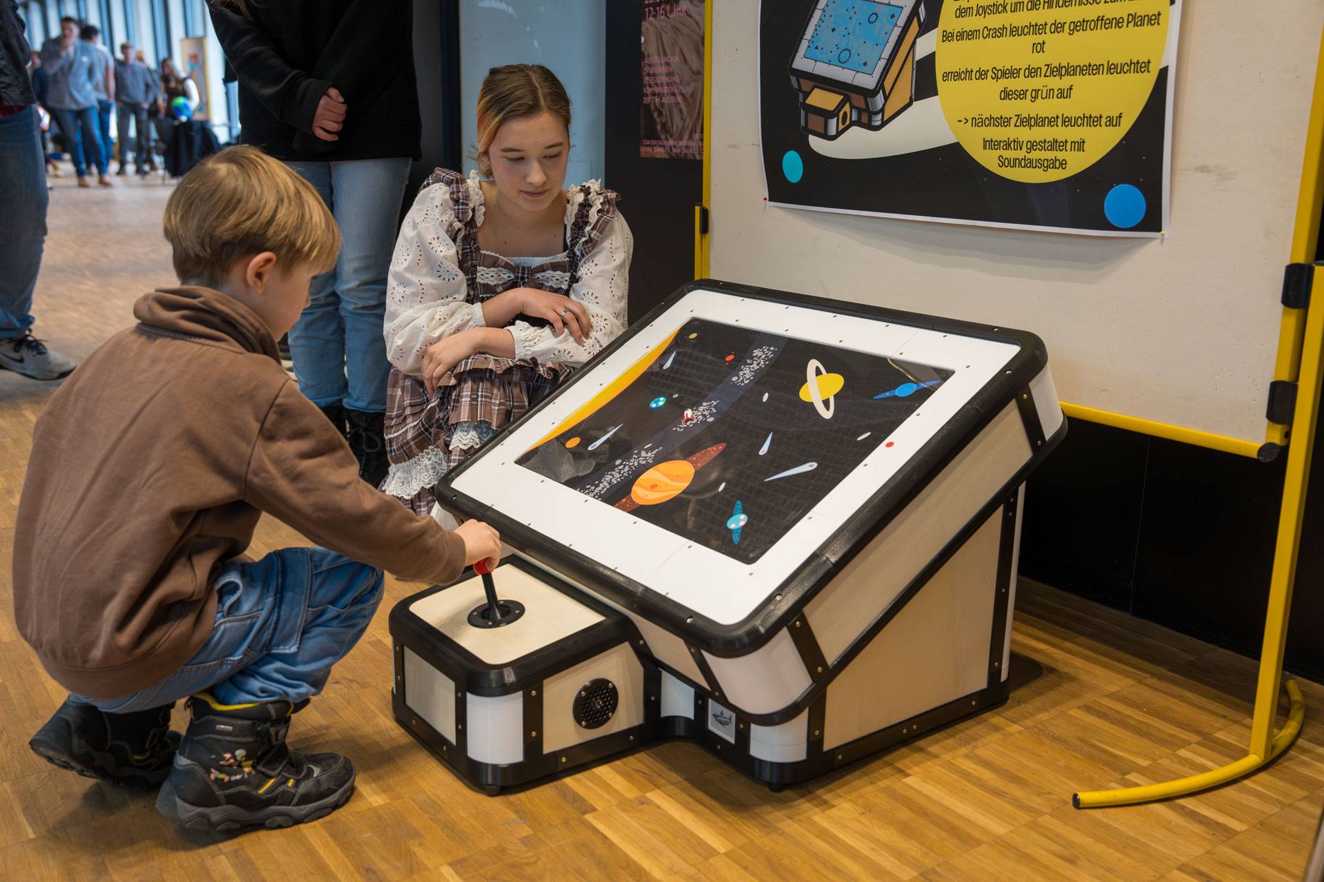 Kind testet MINT-Spielgerät