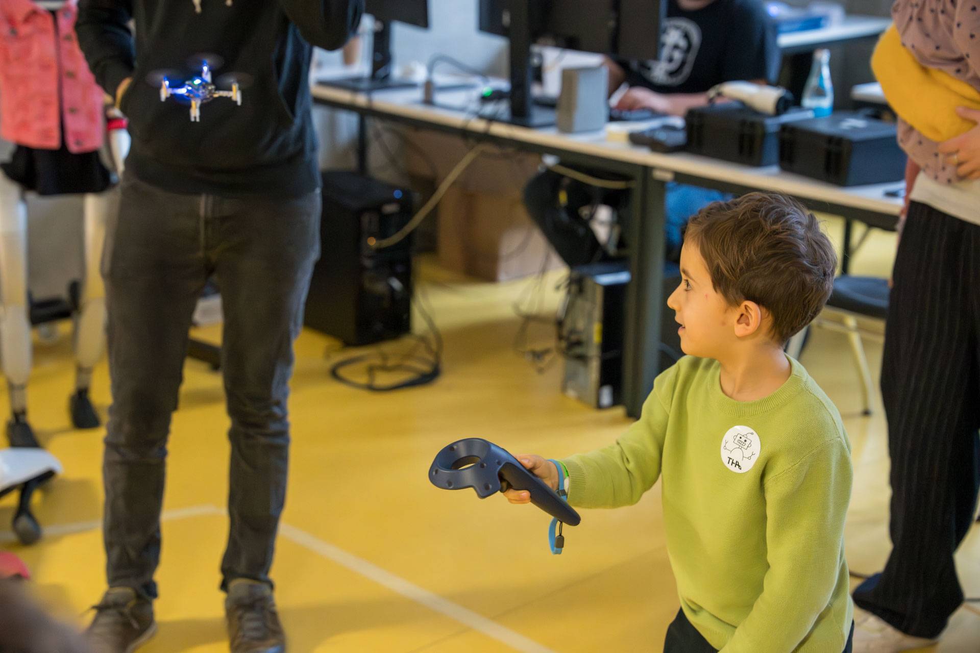 Kinder testen MINT-Spielgeräte