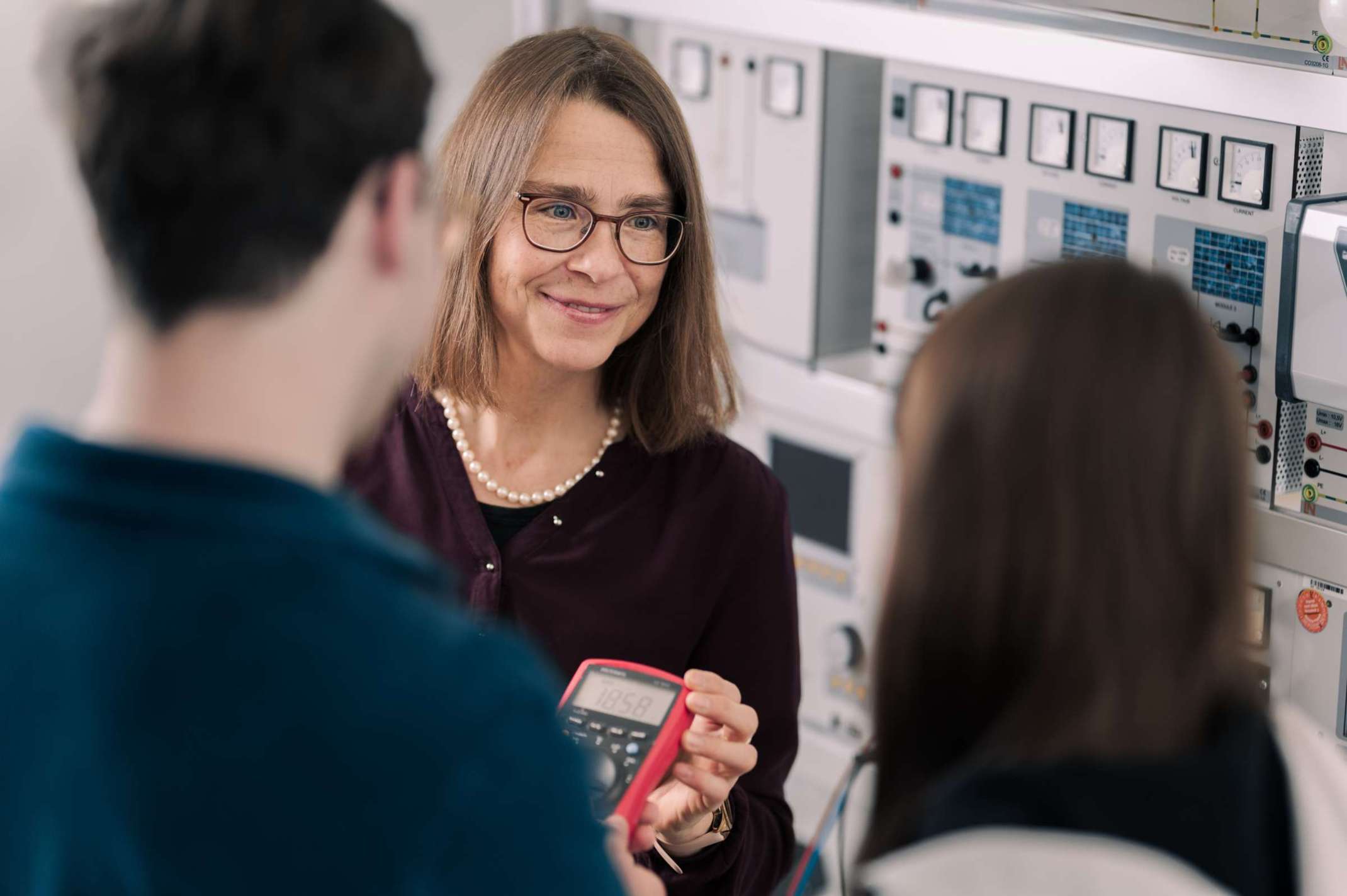 Christine Schwaegerl im Labor für Erneuerbare Energien Christine Schwaegerl im Labor für Erneuerbare Energien