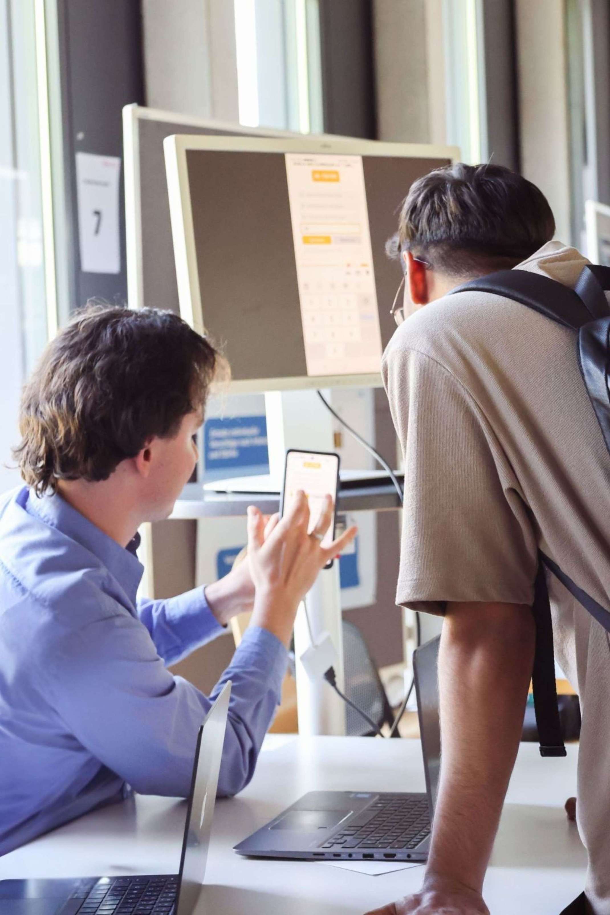 Zwei Studierende informieren sich über die Funkenwerk Angebote