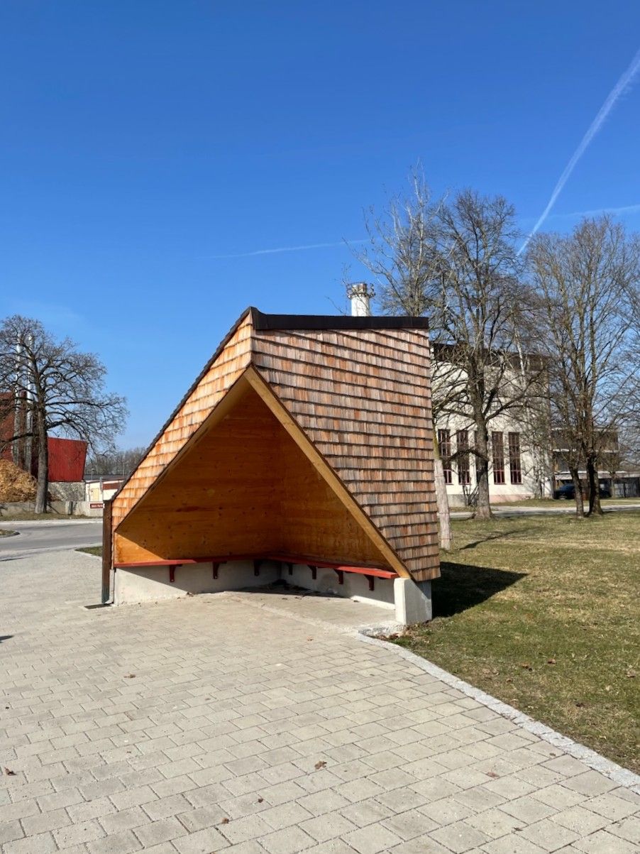 kleiner Holzpavillion mit Schindeln und Sitzgelegenheiten