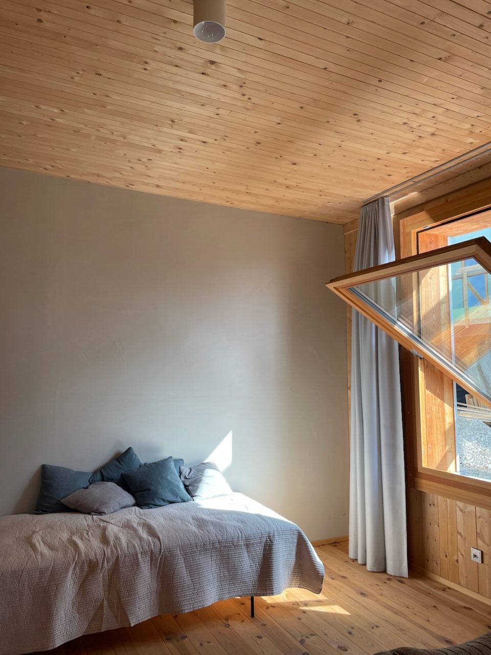 Innenraum mit Holzböden/-wänden/ und -decke. 