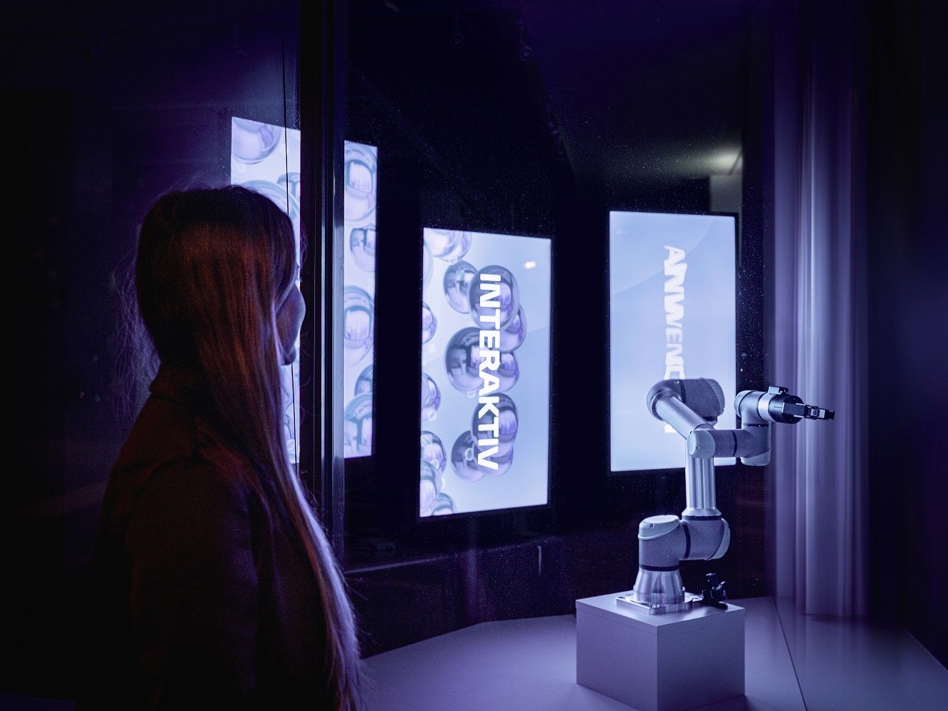 KI-Schaufenster der THA bei Nacht KI-Schaufenster der THA bei Nacht