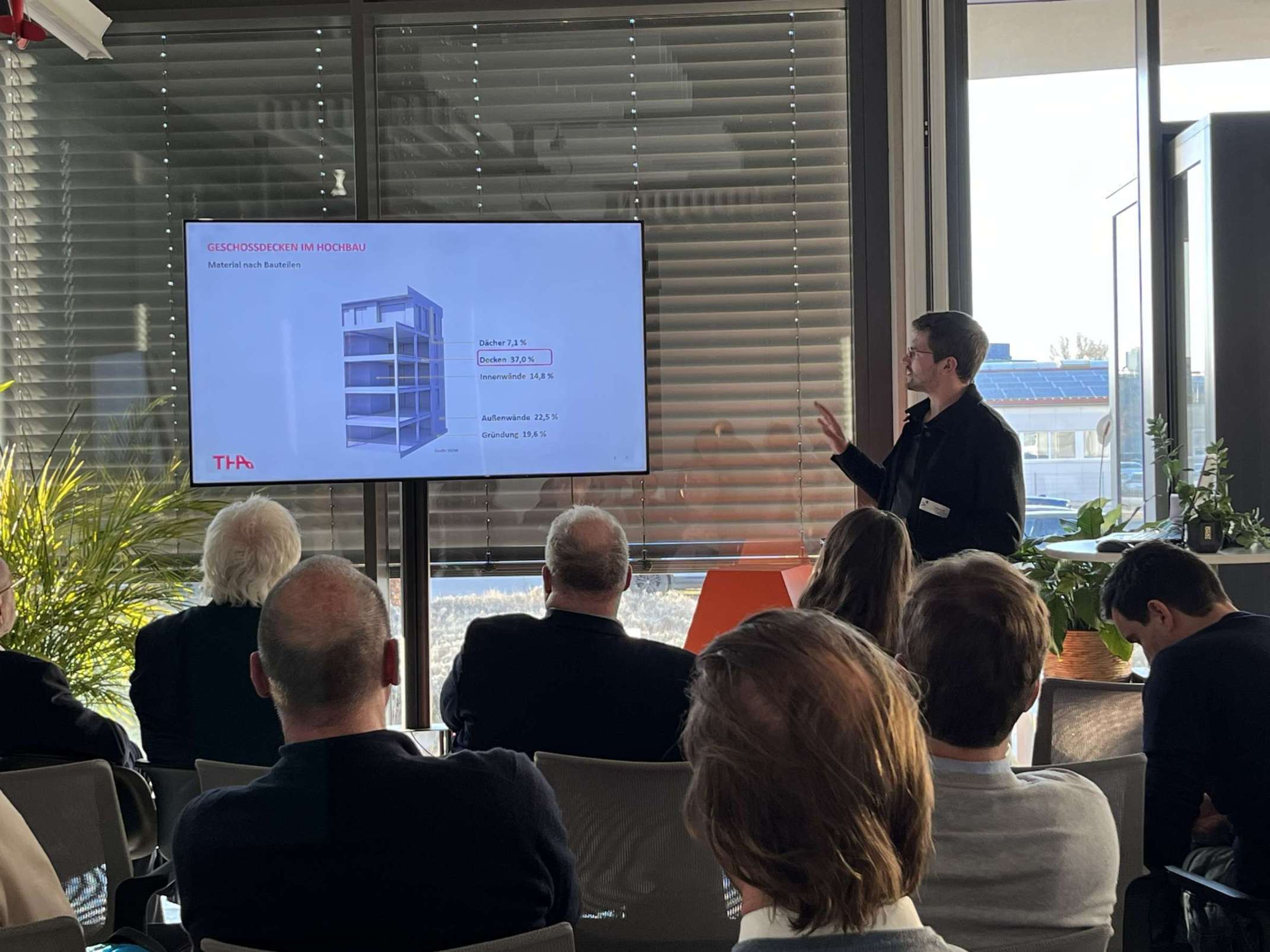 Julian Frede, Promovend am TTZ Aichach, präsentierte das Forschungsprojekt trimSLAB.