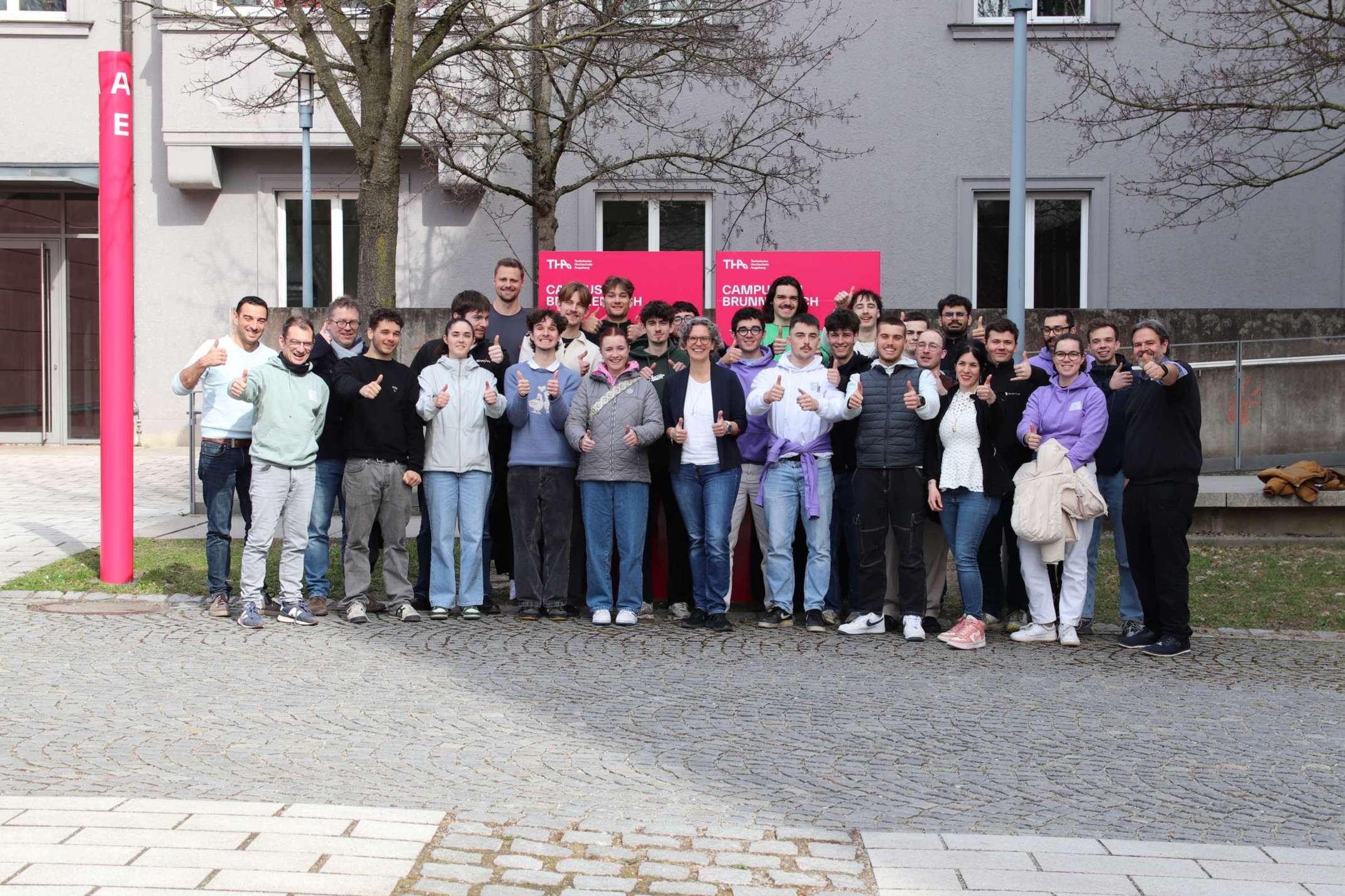 Dekanin Professorin Claudia Meitinger und Professor Christoph Legat mit den Studierenden des IUT Nantes