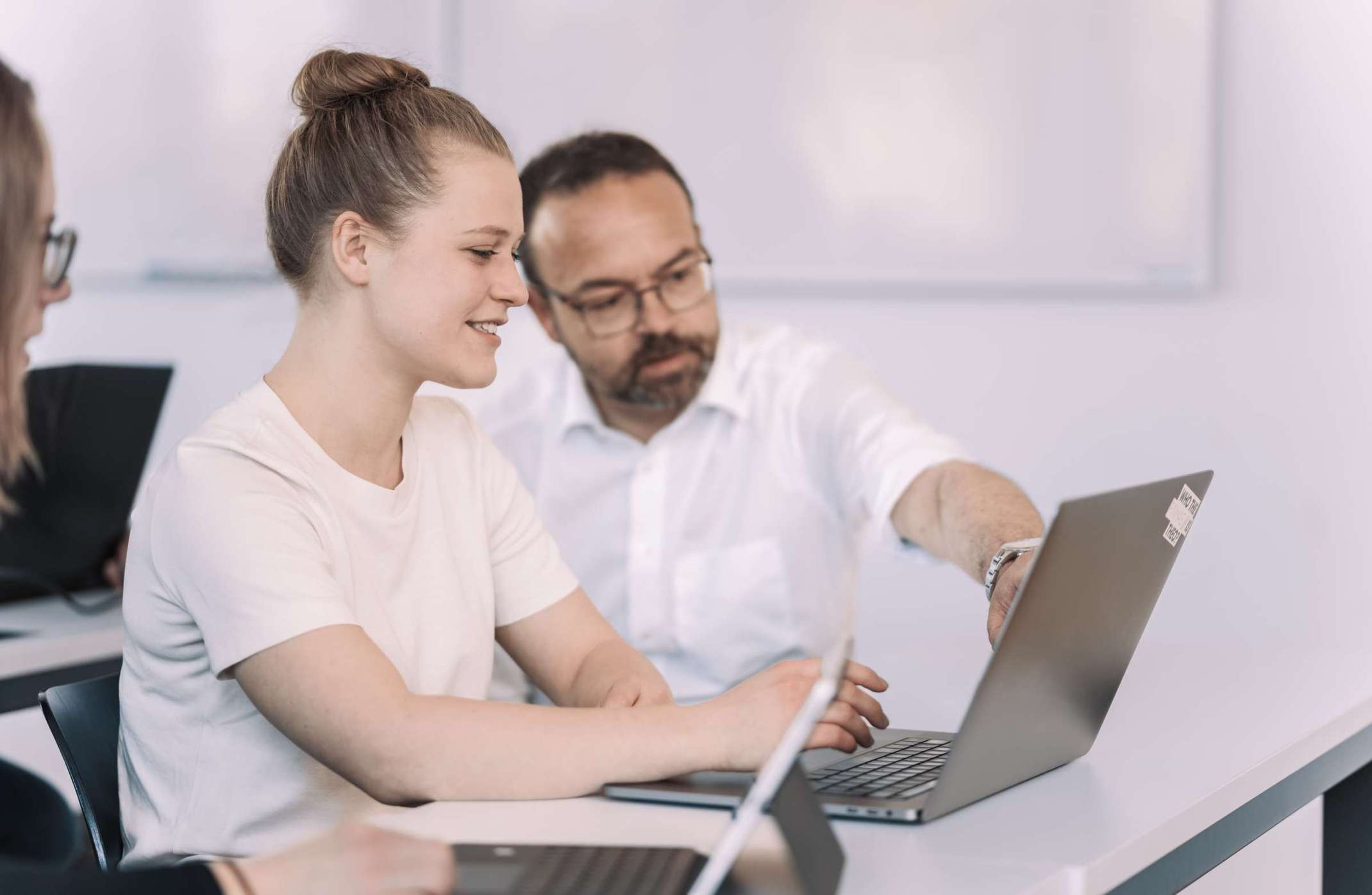 Prof. Dr. Häckel erklärt einer Studentin während einer Vorlesung etwas am Laptop.