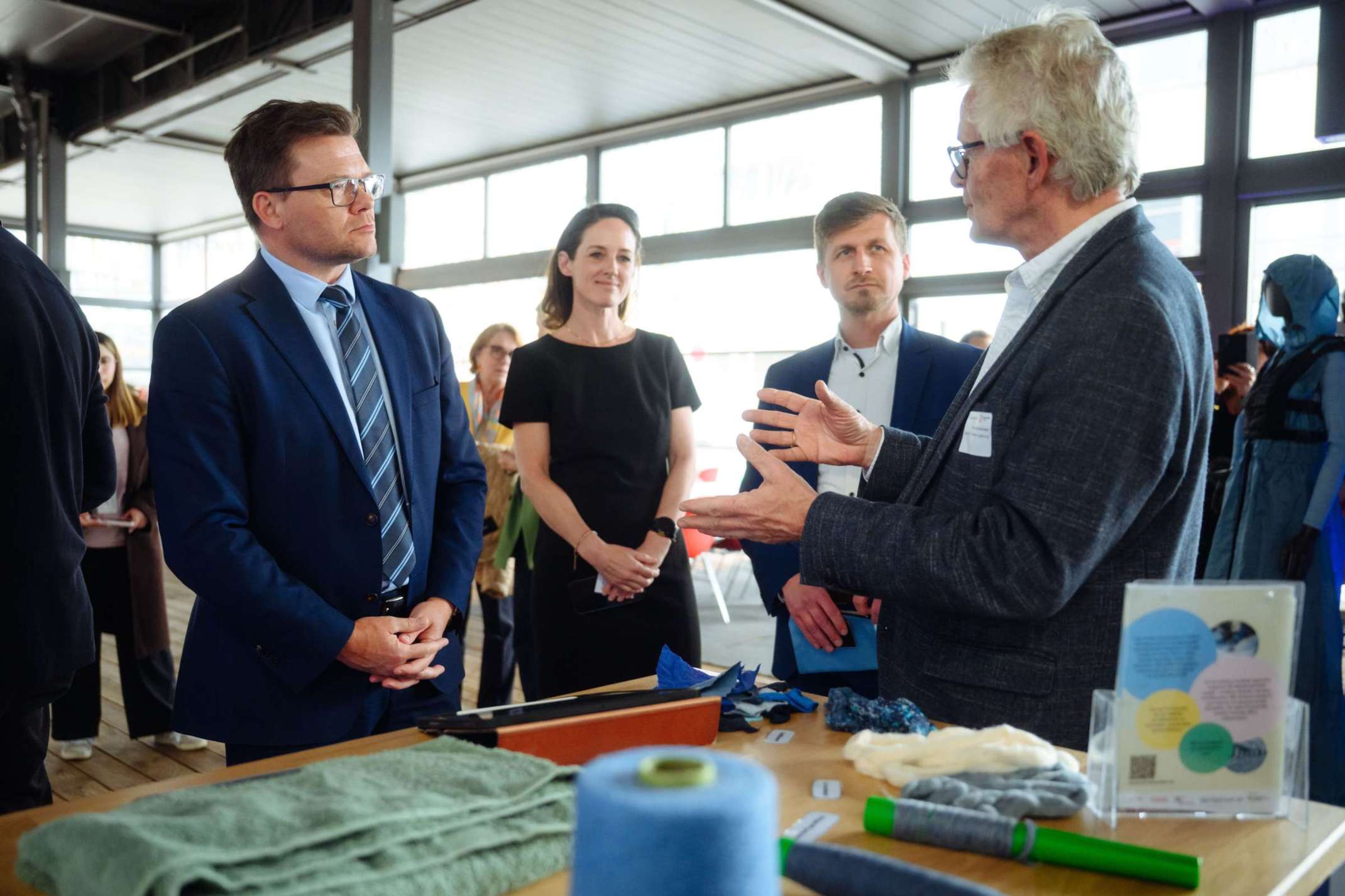 Bundesumweltminister Carsten Schneider (SPD) im Gespräch mit CirTex-Sprecher Prof. Dr. Stefan Schlichter