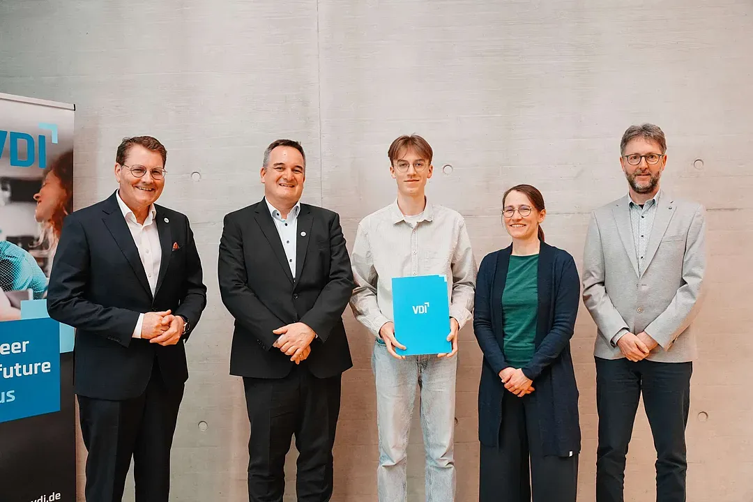 Adrian Willig, VDI-Direktor, Christian Könitzer, Vorsitzender VDI-Bezirksverein Augsburg, Finn Heinrich, Prof. Dr. Alexandra Teynor und Stefan Knobloch, stv. Vorsitzender VDI-Bezirksverein Augsburg