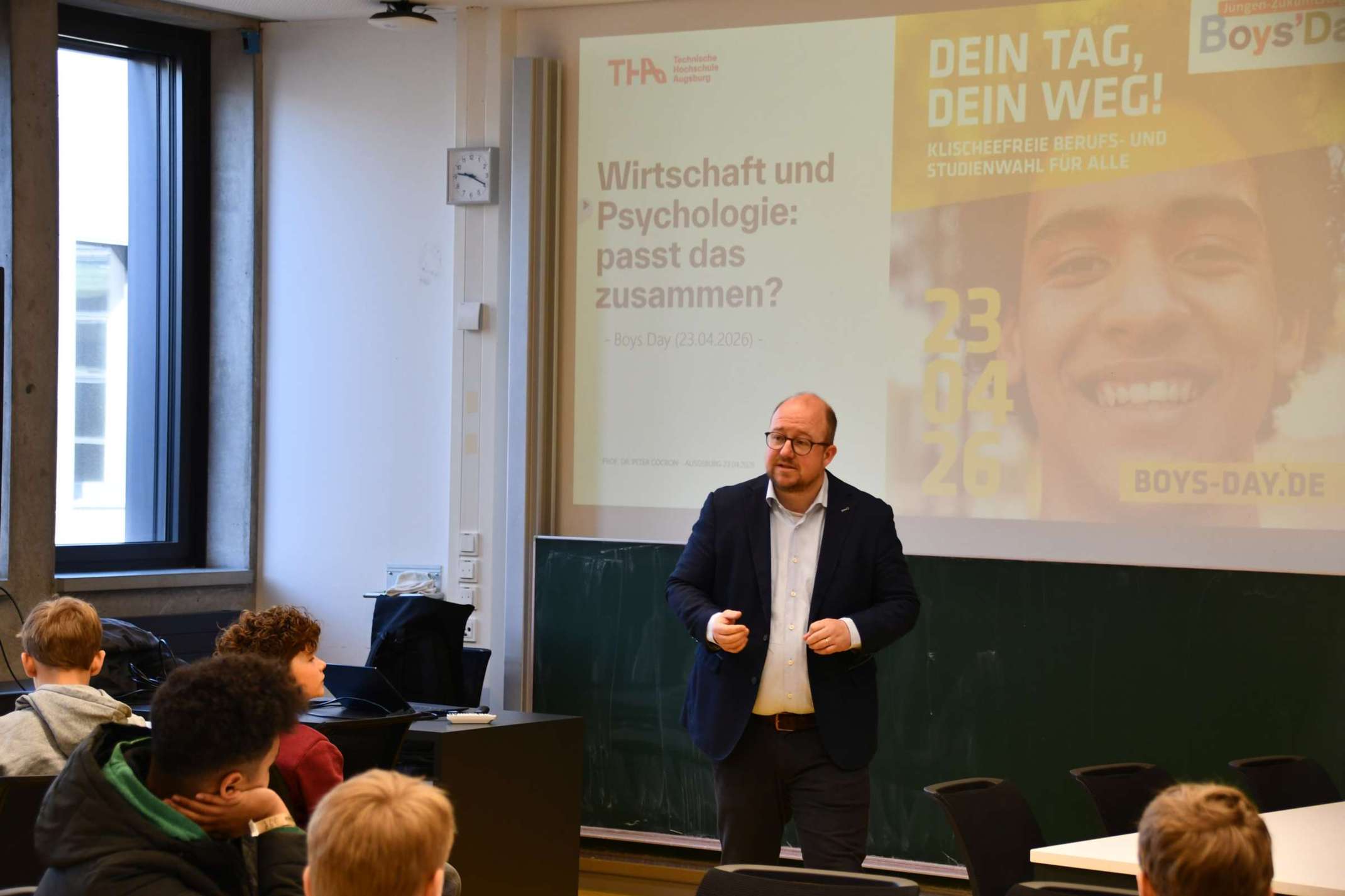 Prof. Dr. Peter Cocron am Boys'Day der School of Business