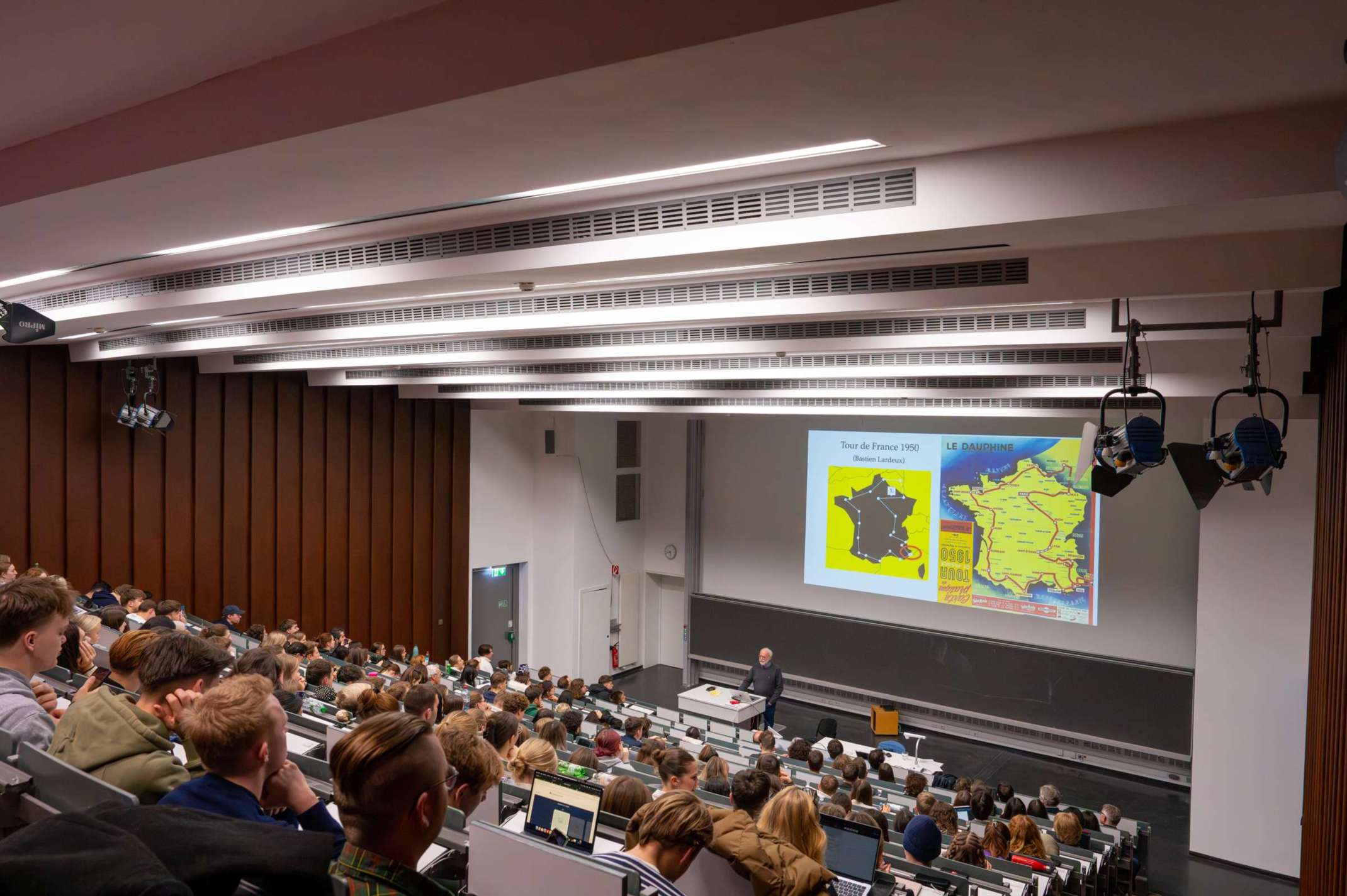 Publikum schaut auf Vortrag