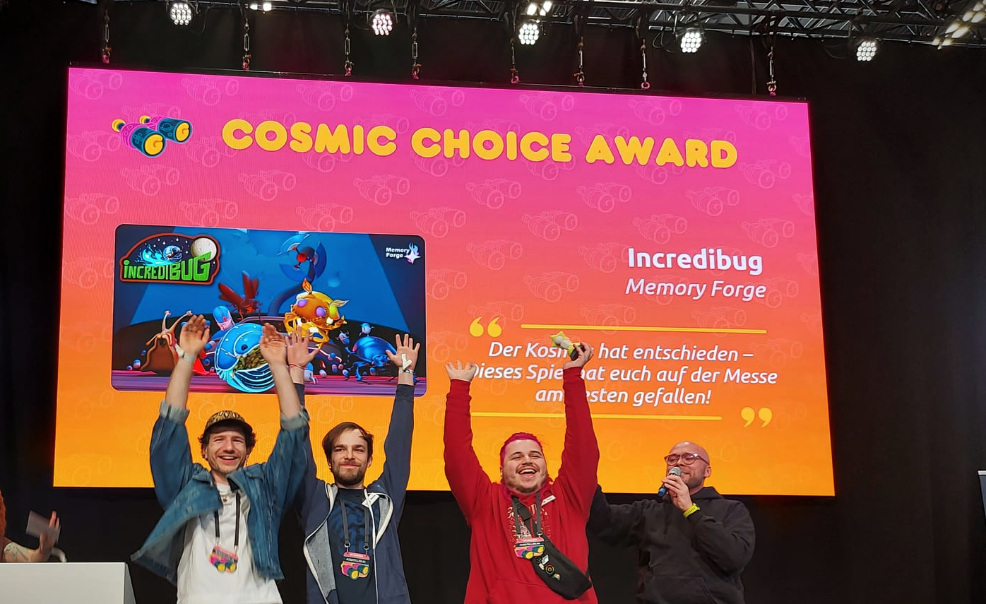 Michael Braun, Elia Çakar und Moritz Naab mit Dr. Fabian Mehring bei der Preisverleihung Cosmic Choice Award von Team Memory Forge Michael Braun, Elia Çakar und Moritz Naab mit Dr. Fabian Mehring bei der Preisverleihung Cosmic Choice Award von Team Memory Forge