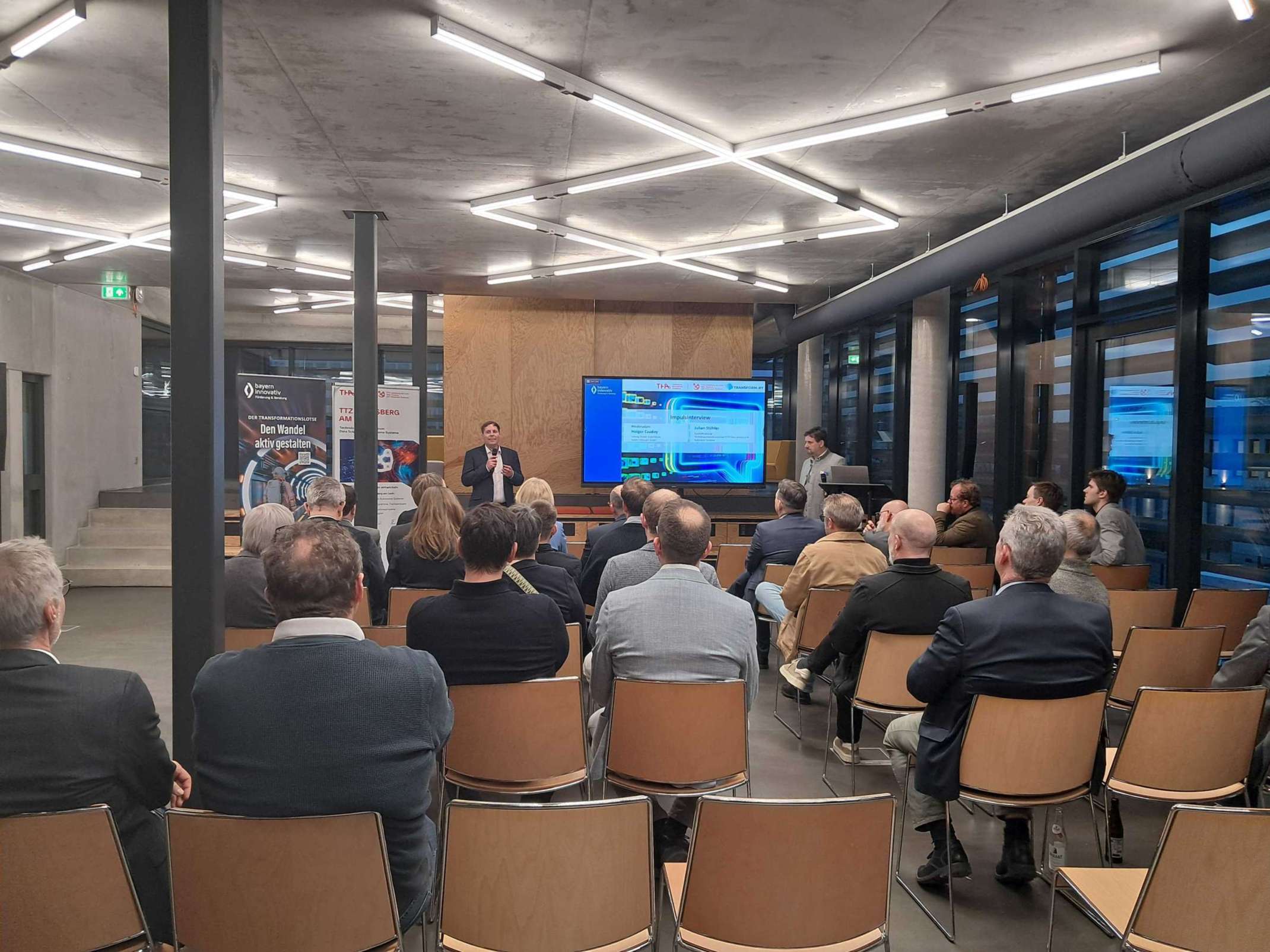 Holger Czuday von Bayern Innovativ im Interview mit dem Geschäftsführerer des TTZ Landsberg, Julian Stähler Holger Czuday von Bayern Innovativ im Interview mit dem Geschäftsführerer des TTZ Landsberg, Julian Stähler