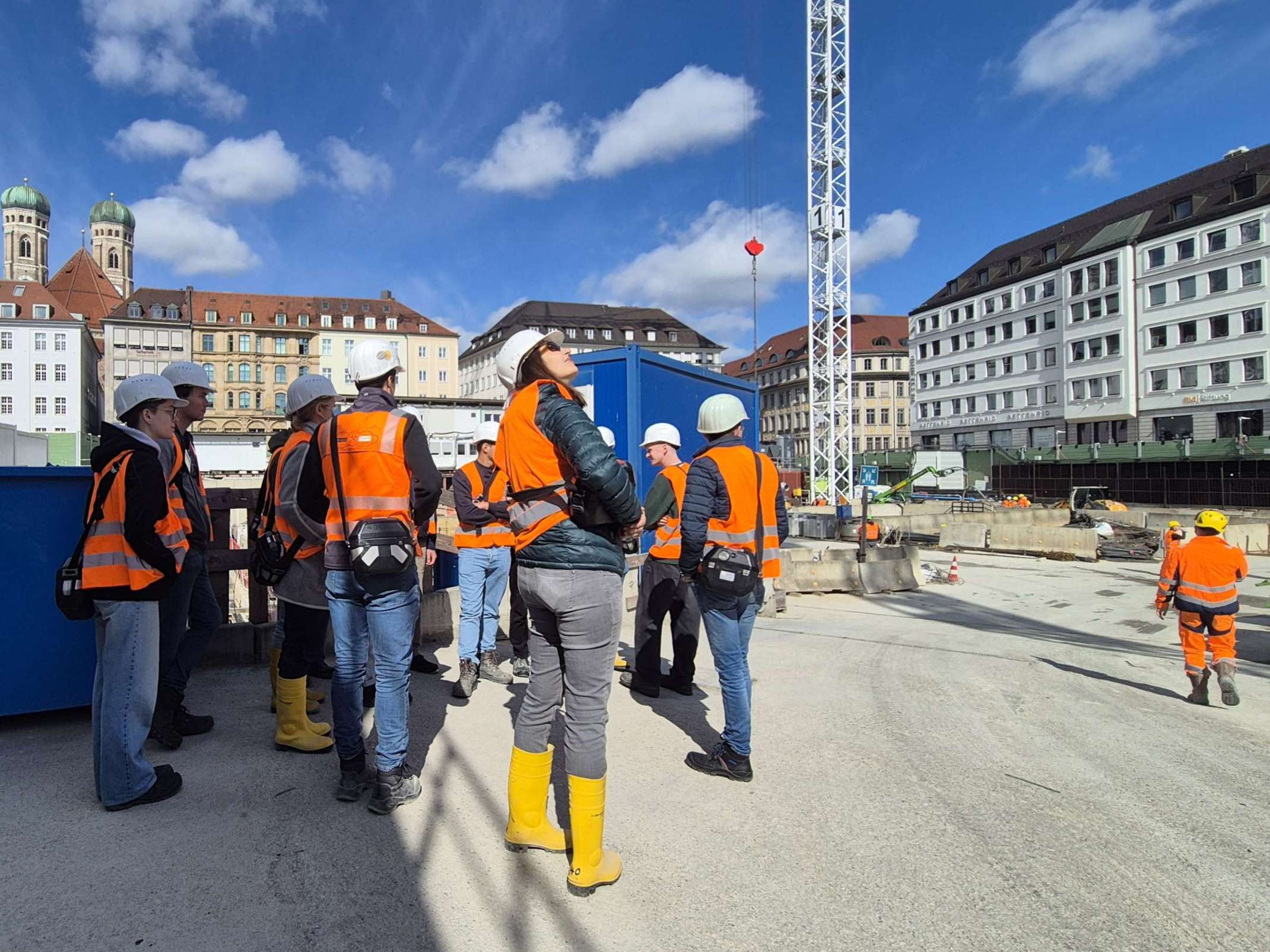 Studierende begutachten die Baustelle