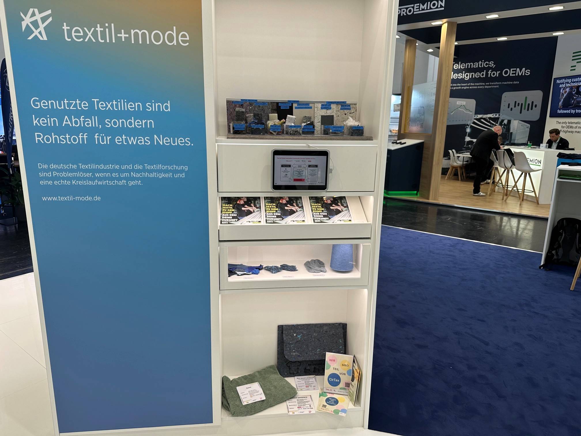Exponate des Recycling-Ateliers am Stand von CirTex, textil+mode und BDE. Exponate des Recycling-Ateliers am Stand von CirTex, textil+mode und BDE.