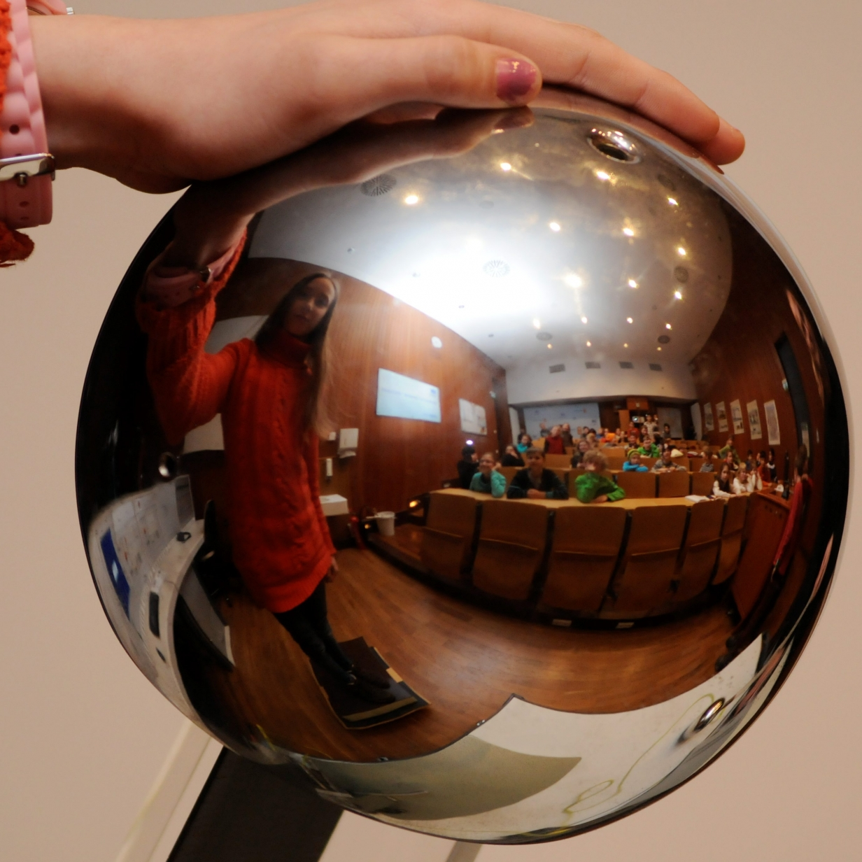 Kinderhand hält Hand auf Kugel Kinderhand hält Hand auf Kugel