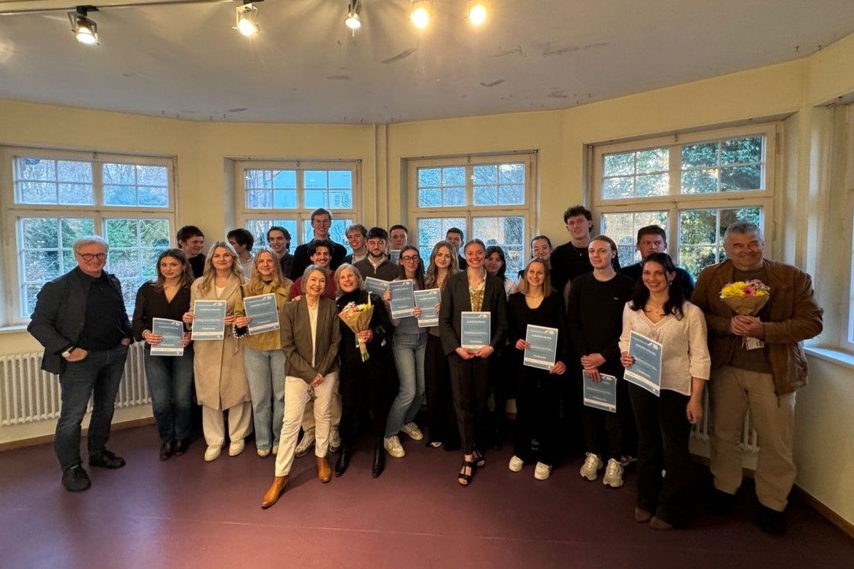 Gruppenfoto mit allen Preisträger:innen