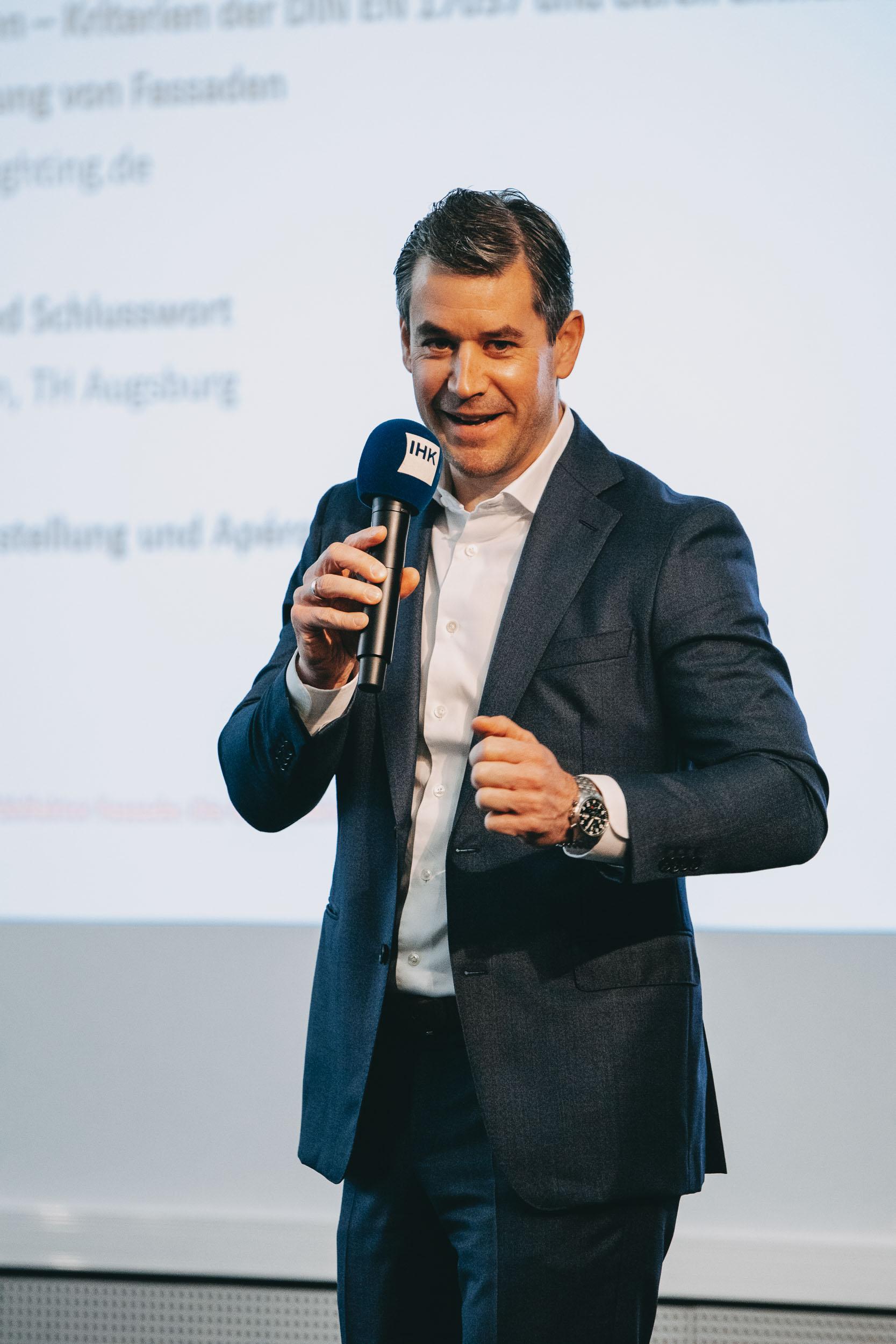 Peter Leo Dobler begrüßt die Gäste im Veranstaltungscenter der IHK Schwaben, Augsburg. Peter Leo Dobler begrüßt die Gäste im Veranstaltungscenter der IHK Schwaben, Augsburg.
