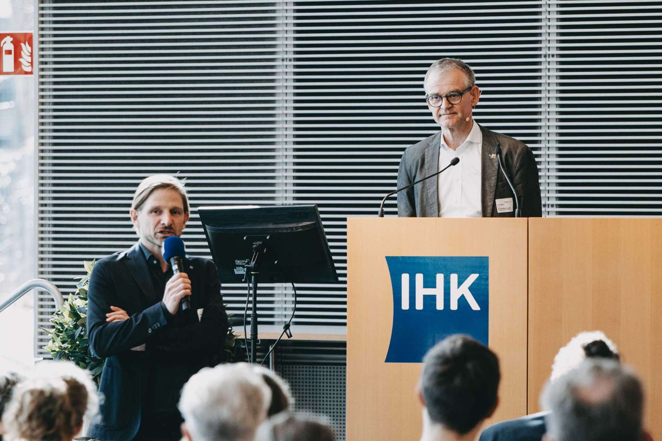 Prof. Timo Schmidt stellt Prof. Mathias Wambsganß vor. Prof. Timo Schmidt stellt Prof. Mathias Wambsganß vor.
