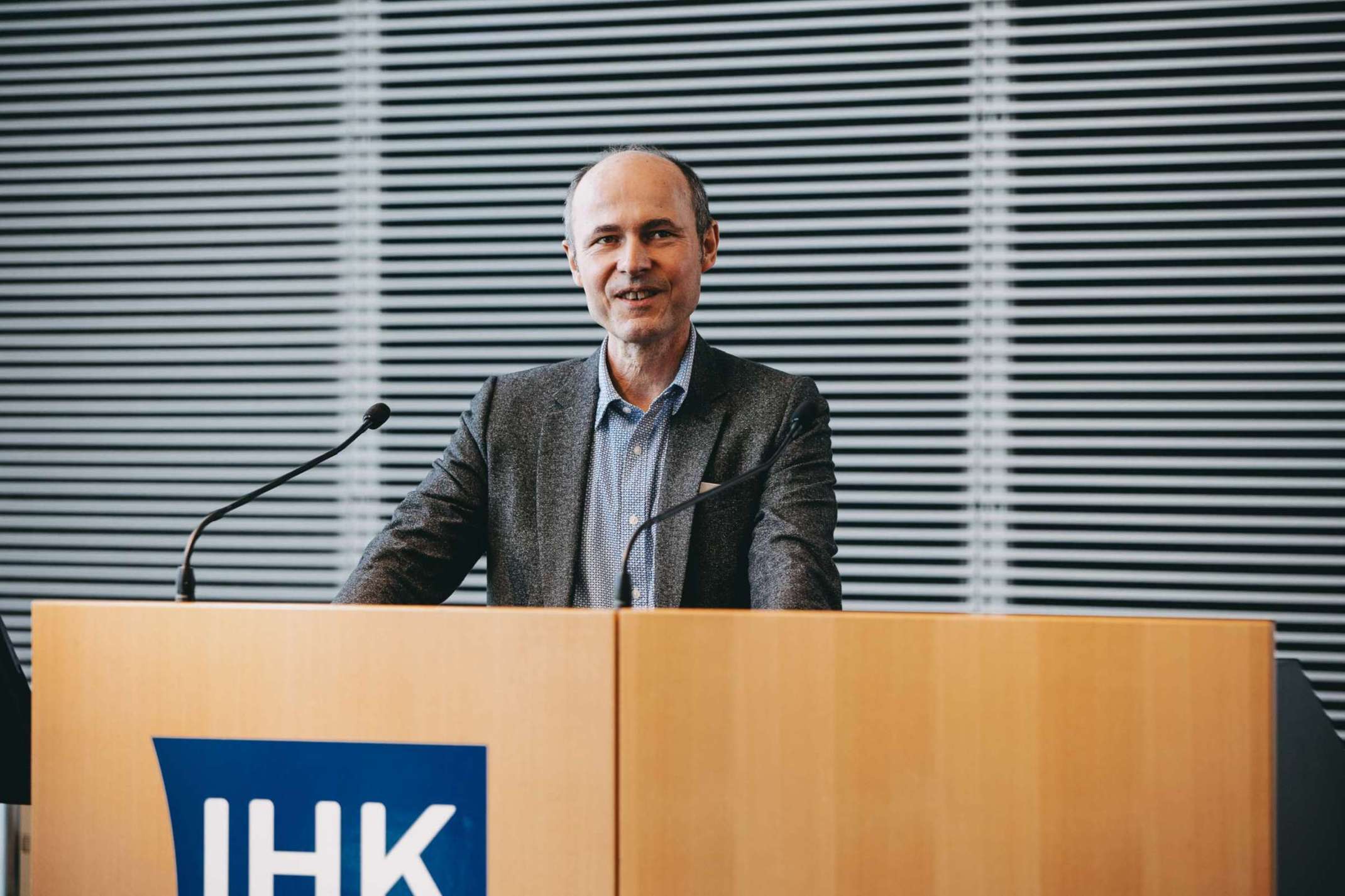 Roman Jakobiak und die DIN EN 17037. Roman Jakobiak und die DIN EN 17037.