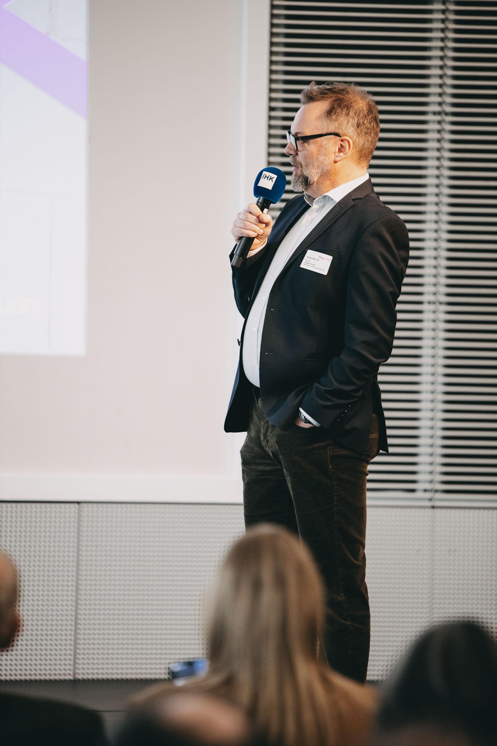 10_H26-Prof.Jürgen Huber moderiert den Nachmittag. 10_H26-Prof.Jürgen Huber moderiert den Nachmittag.