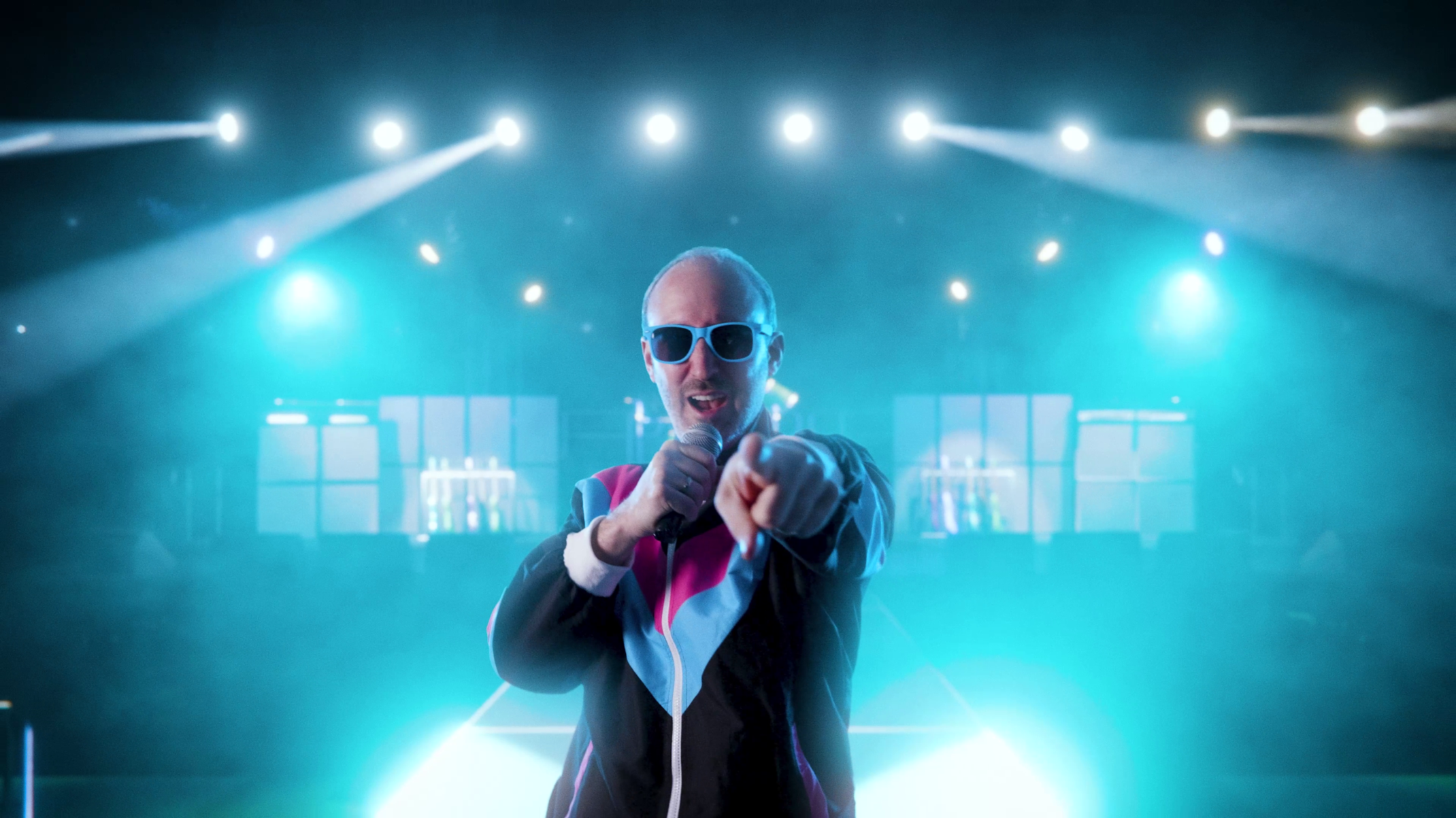 DJ Merli zeigt  in die Menge.