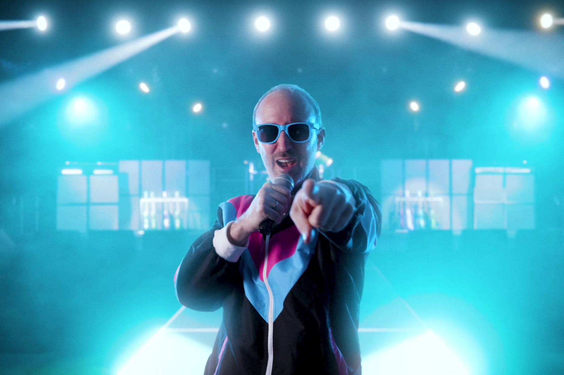 Im Song „Cyberstark“ schlüpft Professor Merli der Technischen Hochschule Augsburg diesmal nicht nur in die Rolle des böswilligen Hackers MC BlackHat, sondern spielt auch DJ Merli, die personifizierte, positive Assoziation von Cybersicherheit. Thema ist diesmal der Faktor Mensch in der Security. 