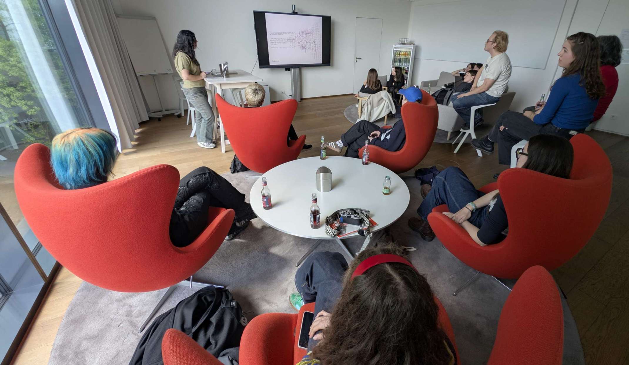 Students present the current state of their work to DER SPIEGEL’s infographics team.