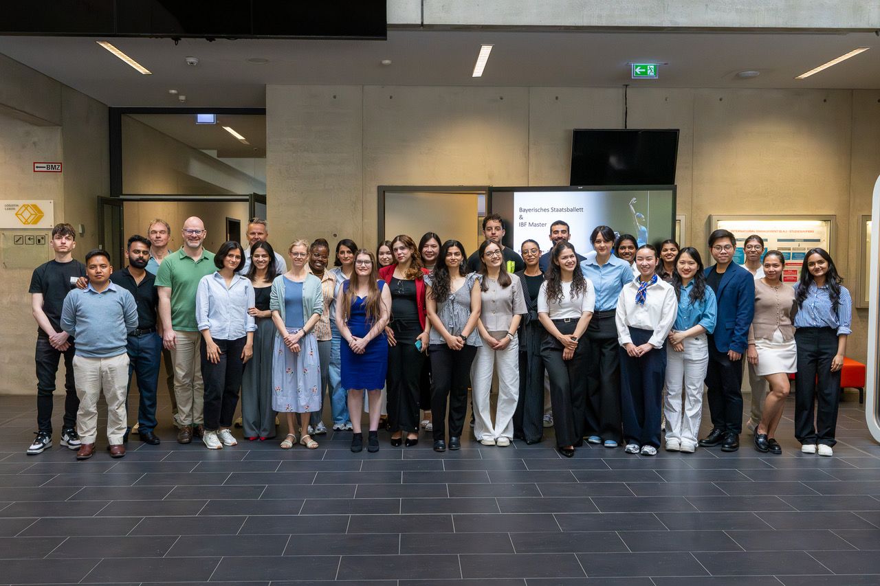 Kickoff of the workshop with Prof. Dr. Thorsten Feix, representatives from the Bavarian State Opera, and students in the Master’s program in International Business and Finance. Photo: Johannes Christopher/THA. 