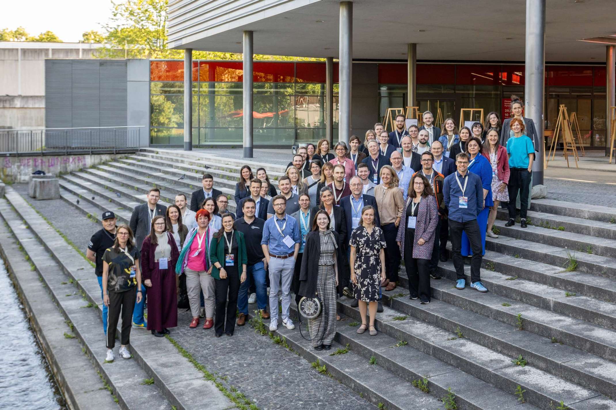 Teilnehmende der Statuskonferenz versammelten sich am Campus "Brunnenlech" der THA für ein Gruppenfoto.