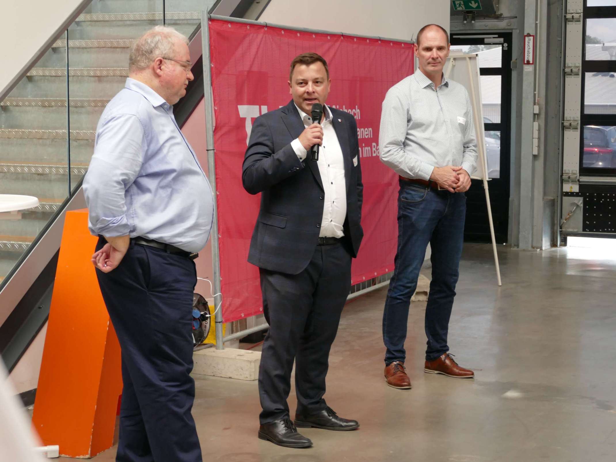 Dr. Marc Sturm (Mitte), Landrat des Landkreises Aichach-Friedberg, beim A³ Werkstattgespräch „Innovation Walk TTZ Aichach“ Dr. Marc Sturm (Mitte), Landrat des Landkreises Aichach-Friedberg, beim A³ Werkstattgespräch „Innovation Walk TTZ Aichach“