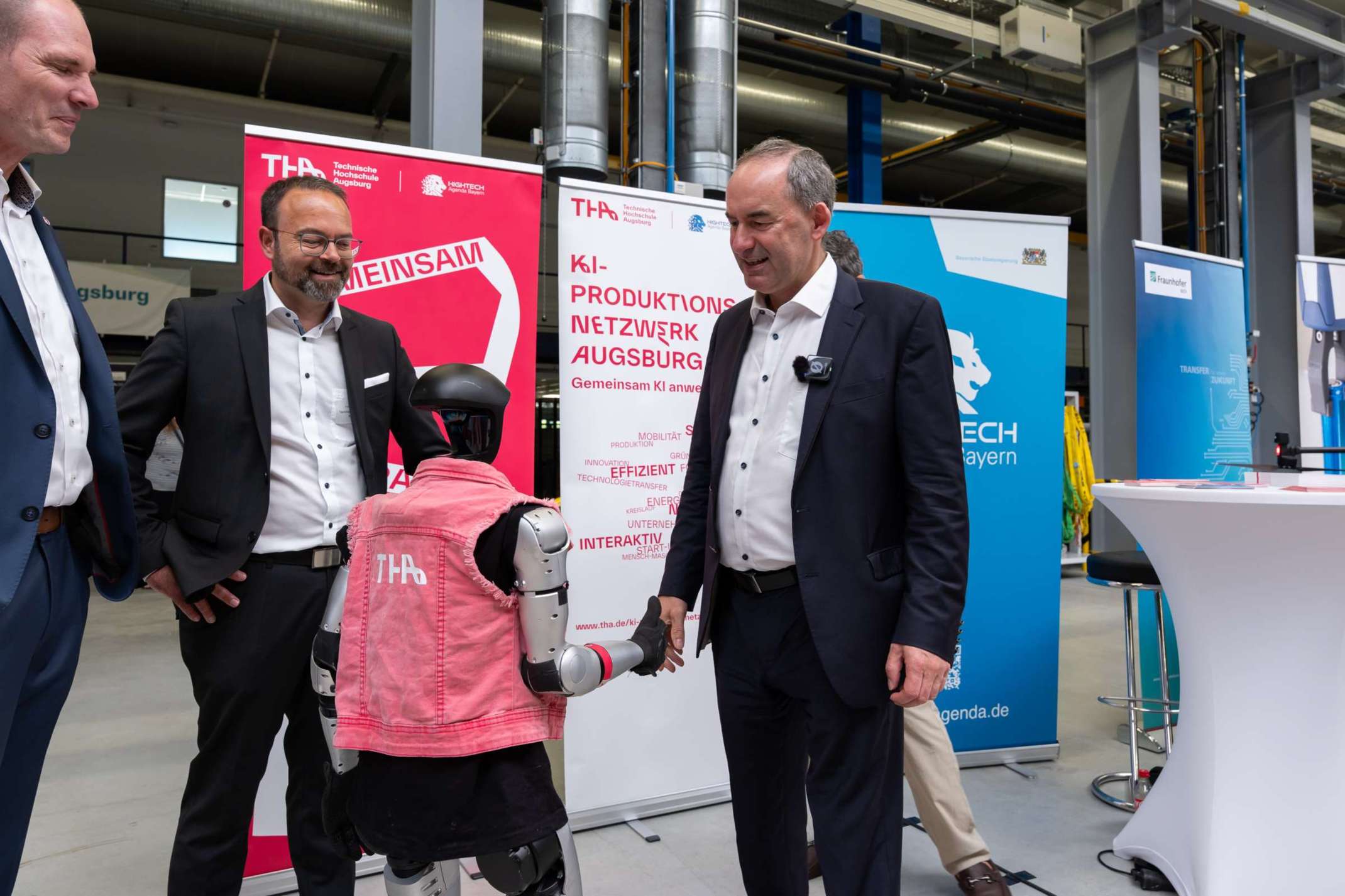 Der humanoide Roboter Karla der THA reicht Staatsminister Hubert Aiwanger die Hand Der humanoide Roboter Karla der THA reicht Staatsminister Hubert Aiwanger die Hand